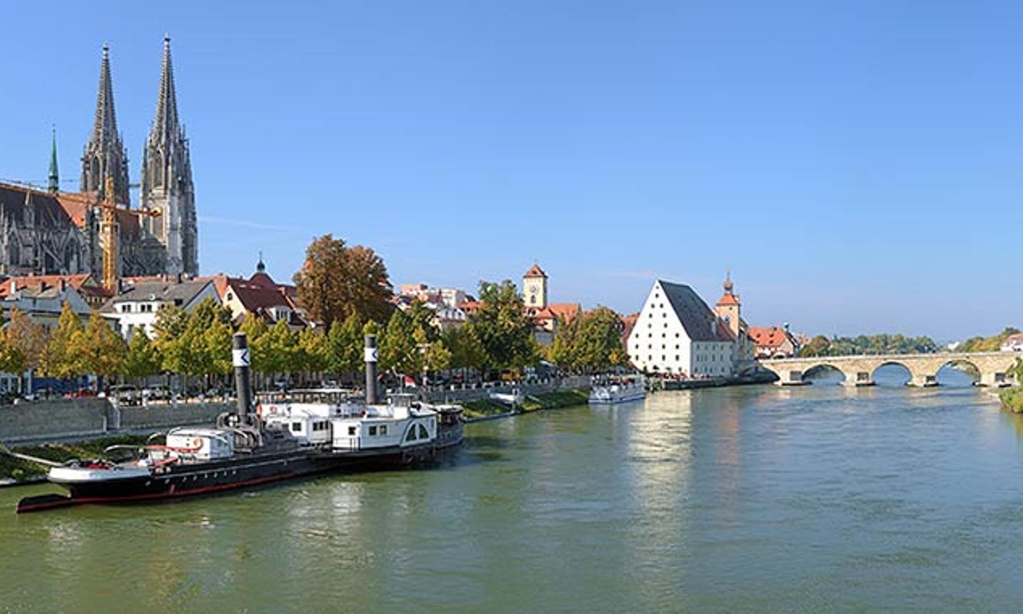 Die Donau verbindet Regensburg und Ingolstadt und fließt über Kelheim