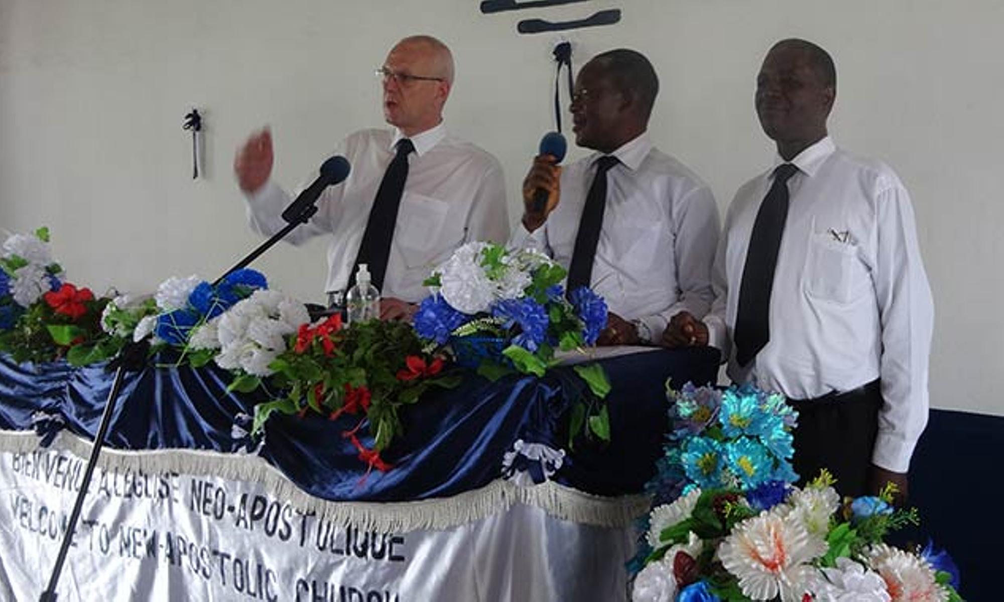Gottesdienst in Conakry - neben dem Bezirksapostel (links im Bild) die Übersetzer
