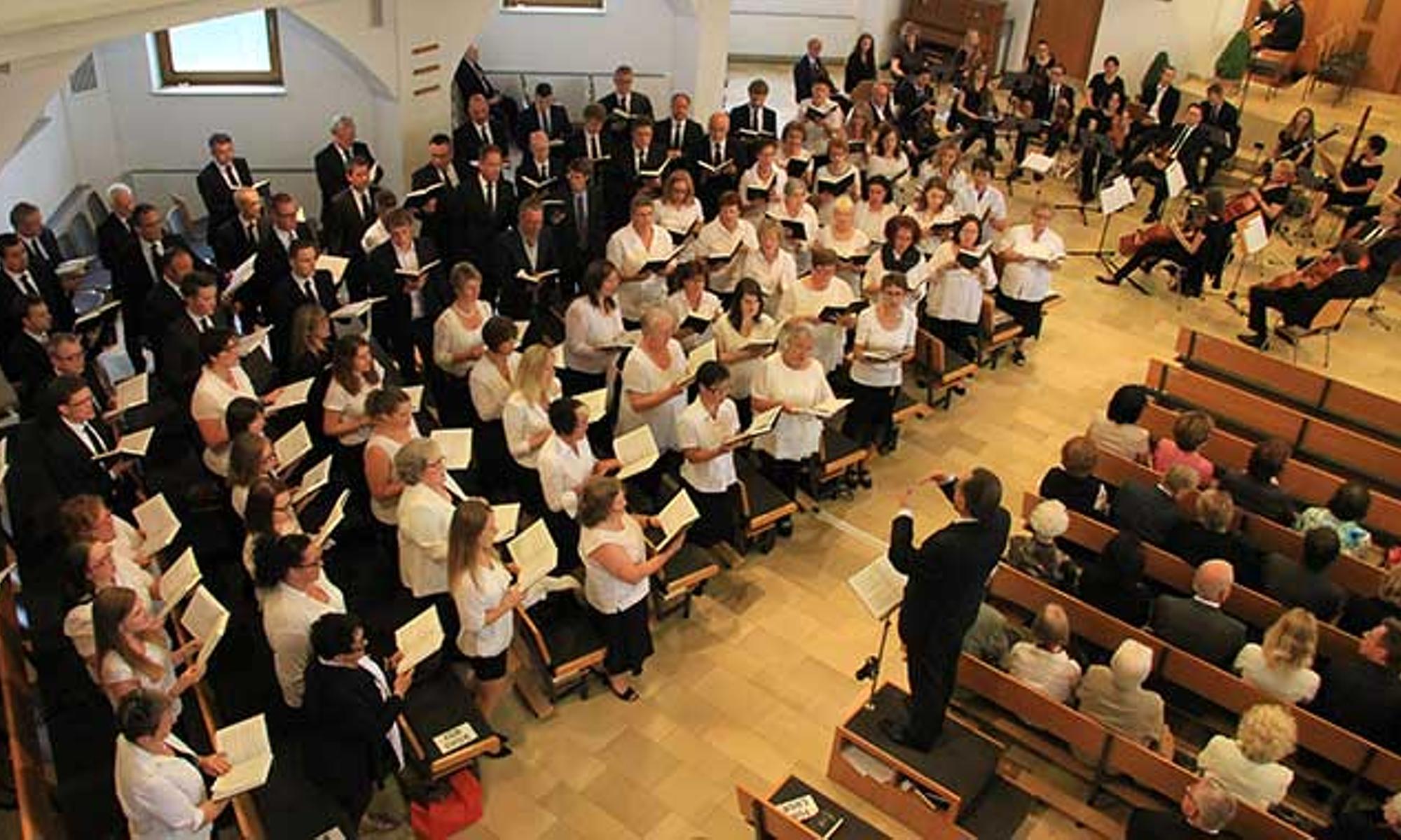 Der gemischte Chor und ein Orchester umrahmten den Gottesdienst musikalisch