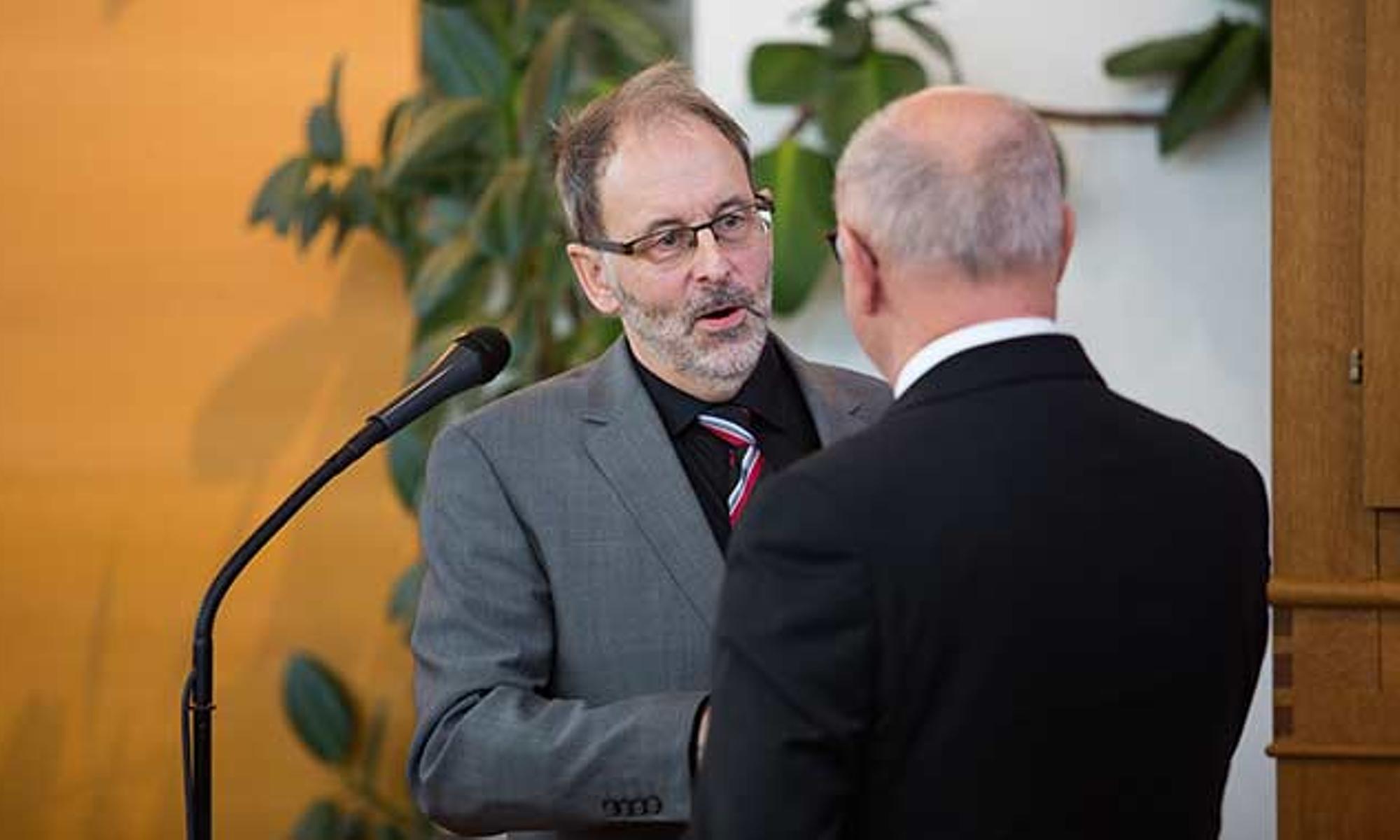 Pfarrer Gottfried Hengel von der evangelischen Kirche Plochingen gratuliert