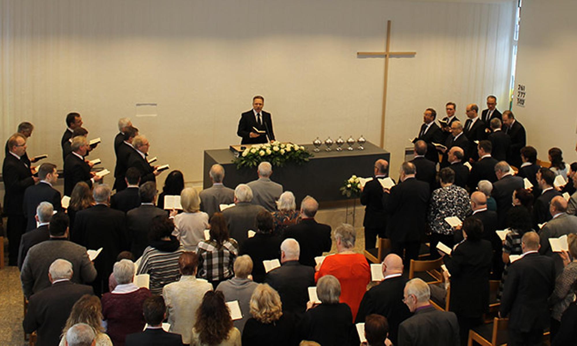 Apostel Hans-Jürgen Bauer führte den Gottesdienst zum Wiederbezug durch