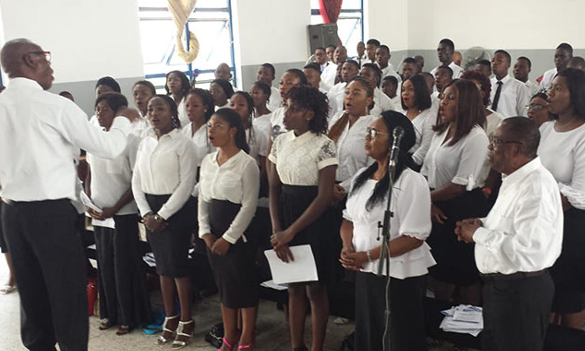 Der gemischte Chor im Gottesdienst in Abuja