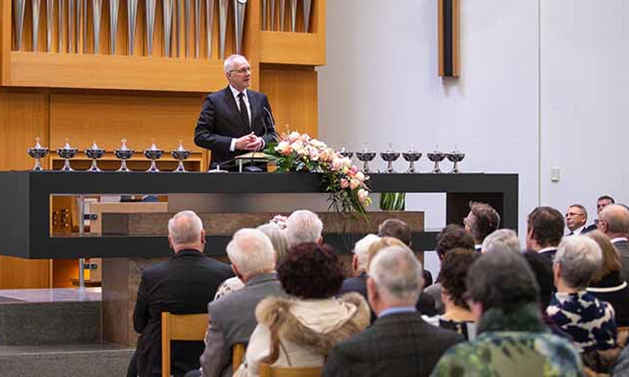 Bezirksapostel Michael Ehrich am Altar