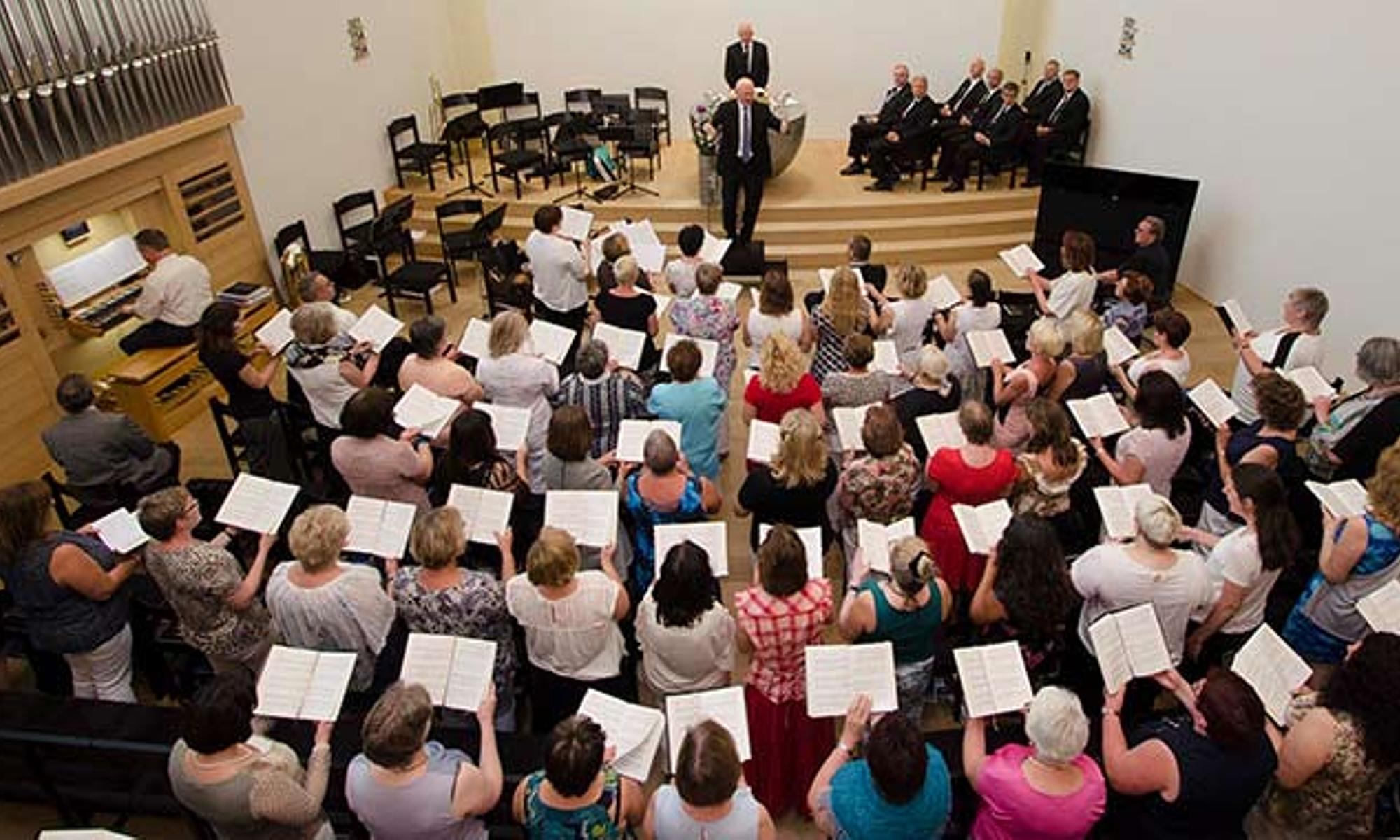 Ein Chor und ein Orchester gestalteten den Gottesdienst musikalisch mit.