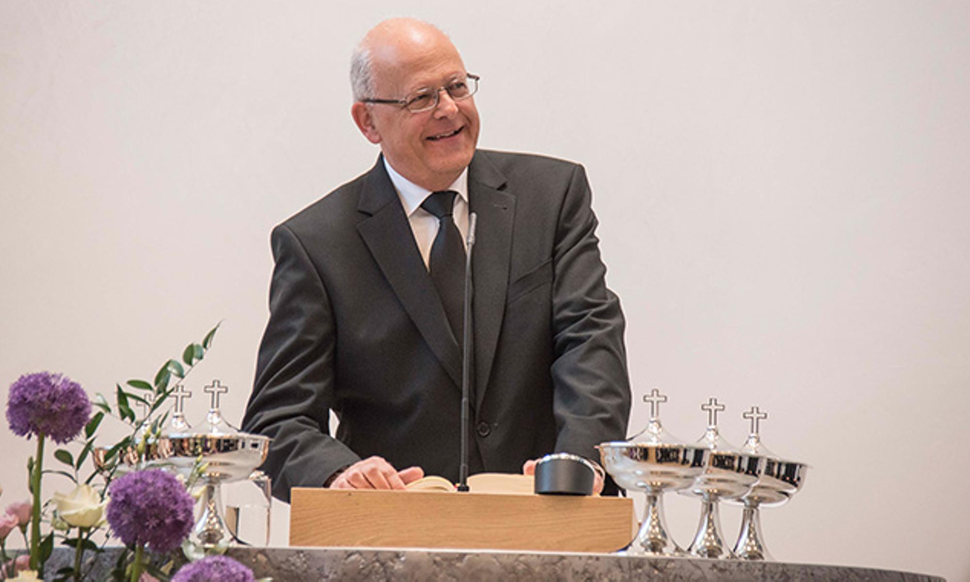 Bischof Urs Heiniger am Altar in Singen