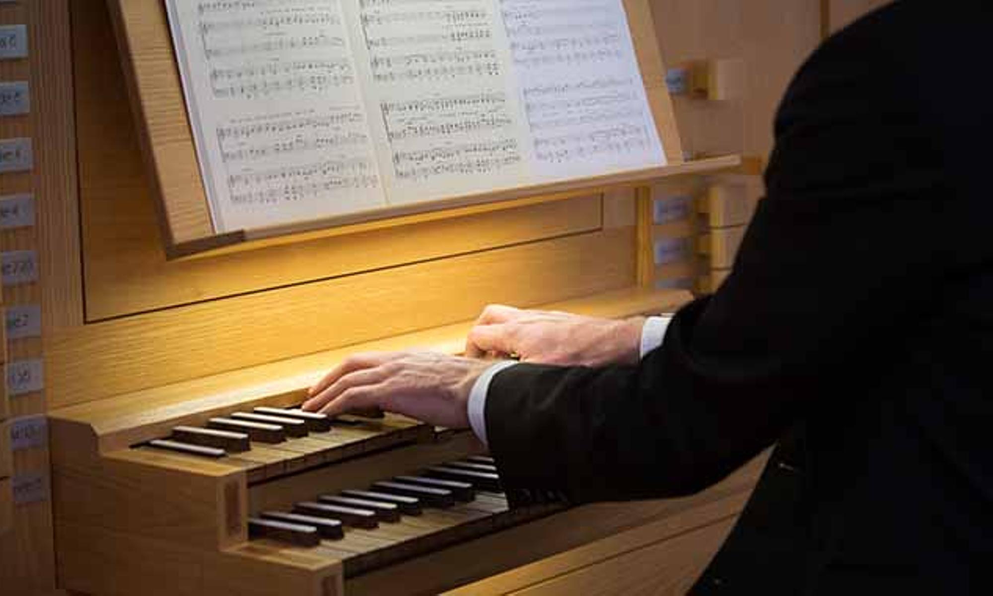 Ein Orgelspieler erfreute mit seinen Musikstücken die Zuhörer und 
begleitete den Gemeindegesang.