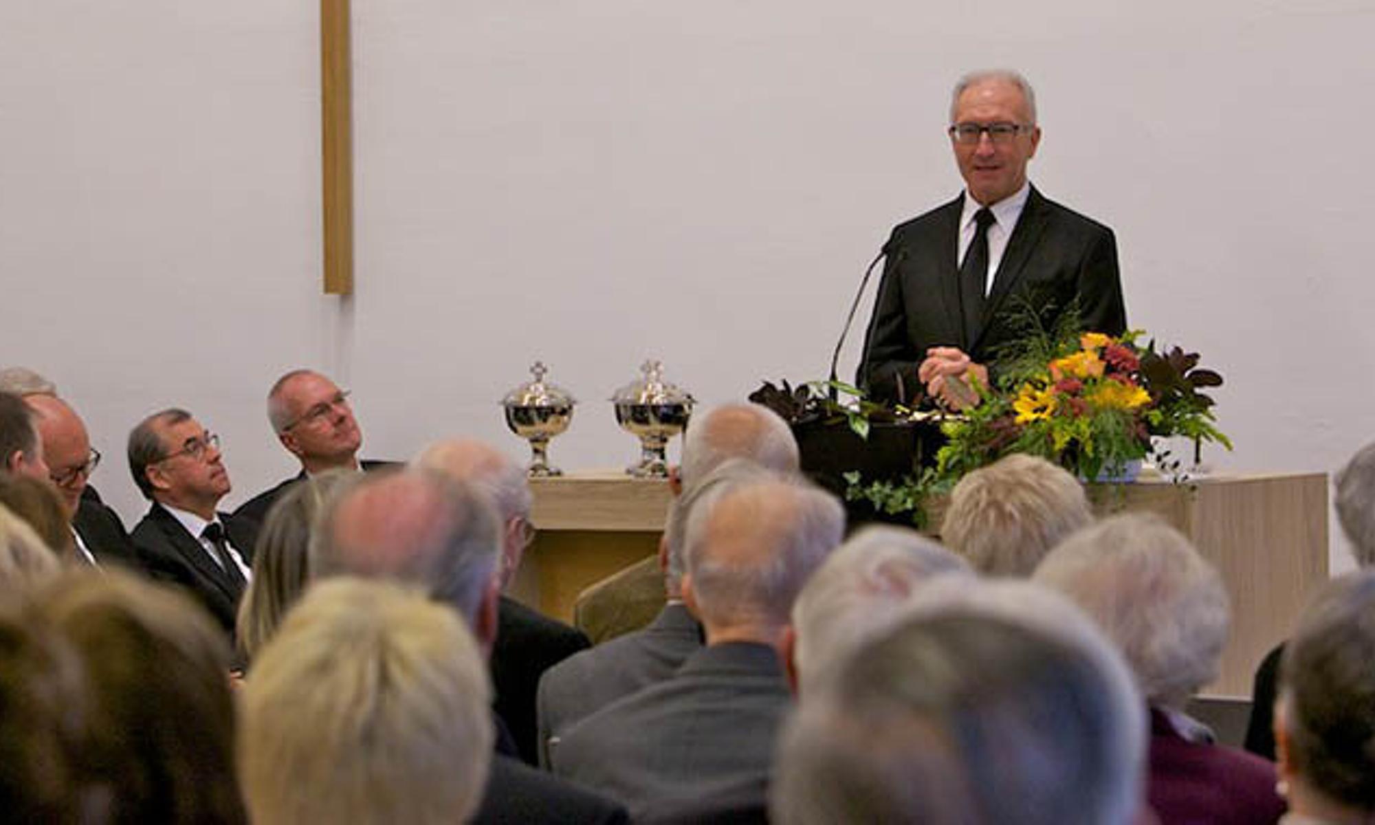 Der bisherige Gemeindevorsteher, Evangelist Herbert Fröscher