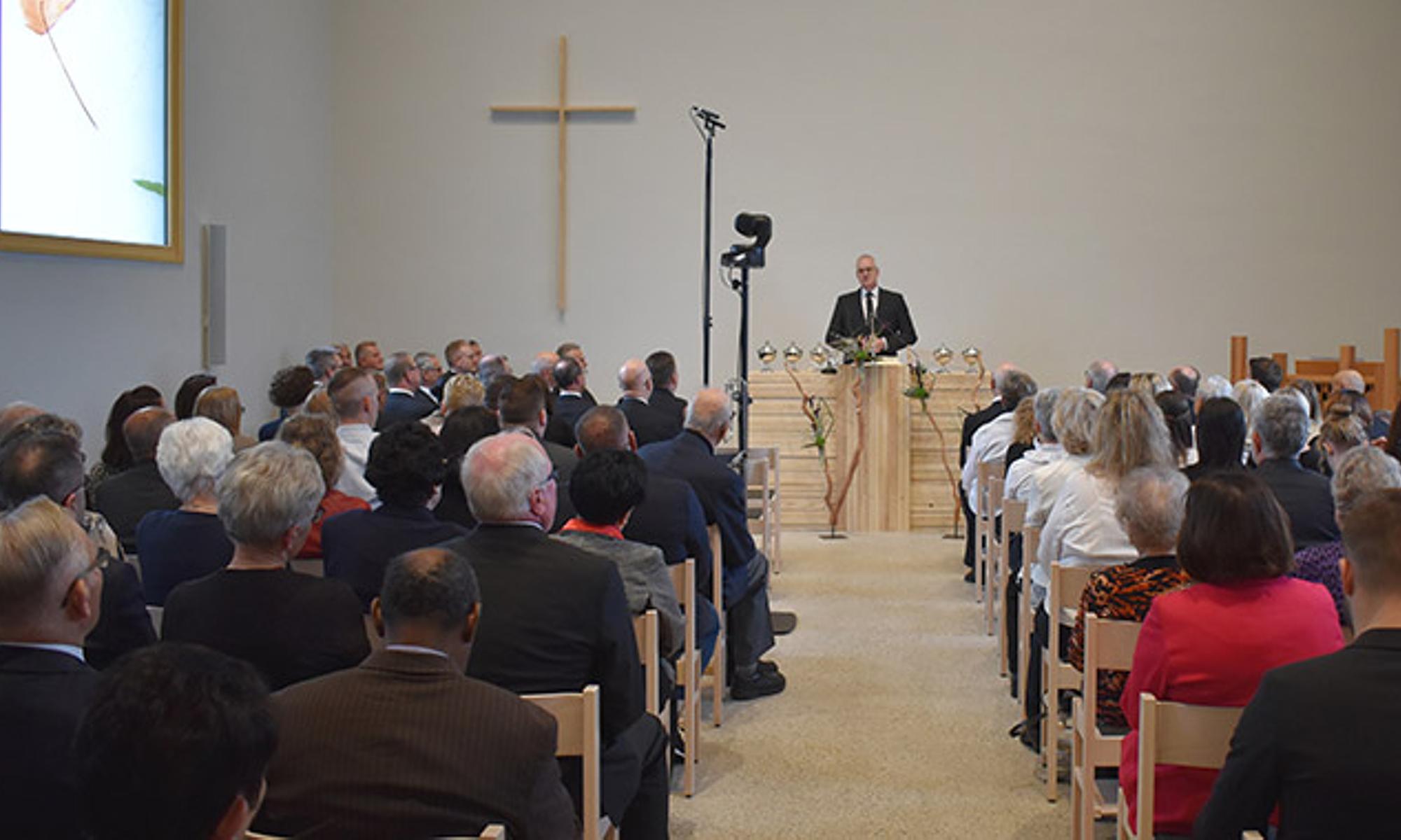 Bezirksapostel Michael Ehrich weiht das neue Kirchengebäude in Pfalzgrafenweiler