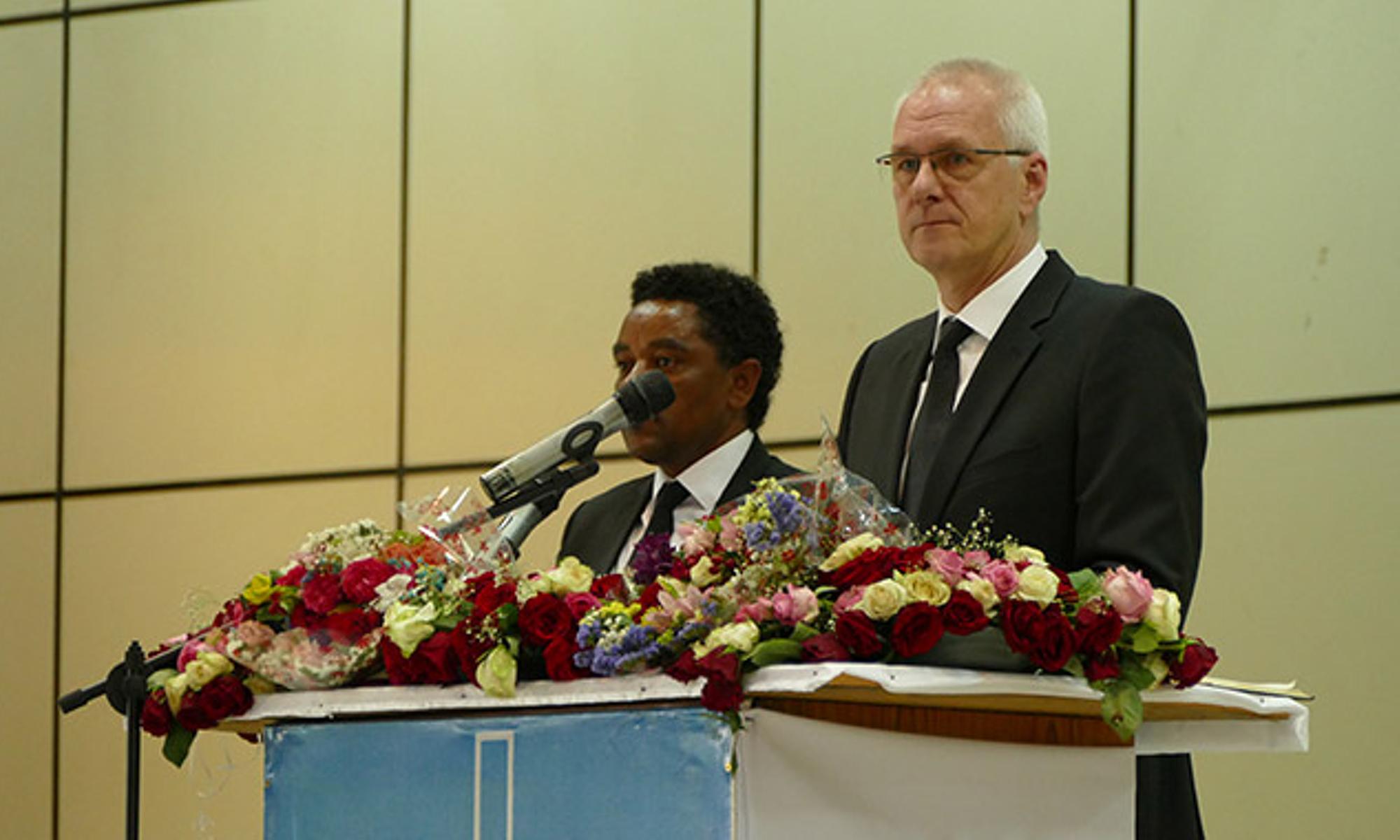 Bezirksapostel Ehrich und sein Übersetzer am Altar in Addis Abeba