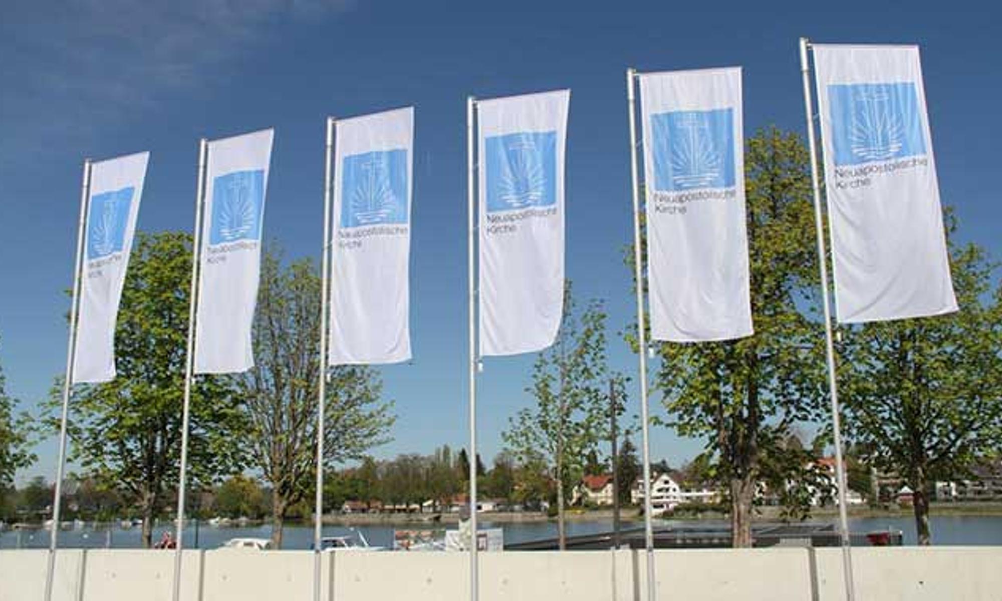 Flaggen vor dem Veranstaltungsgebäude
