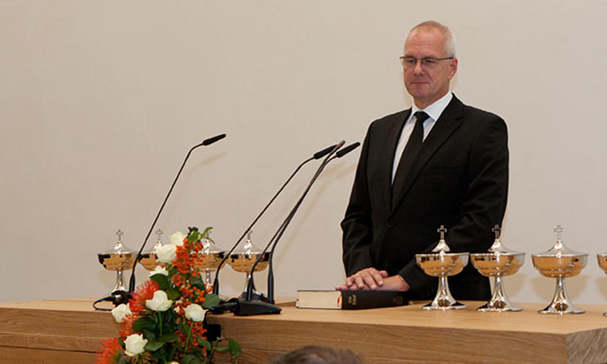 Bezirksapostel Michael Ehrich am Altar in München-Laim