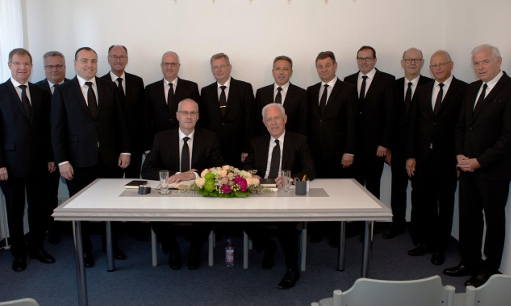 Bezirksapostel Michael Ehrich mit den Aposteln und Bischöfen Süddeutschlands