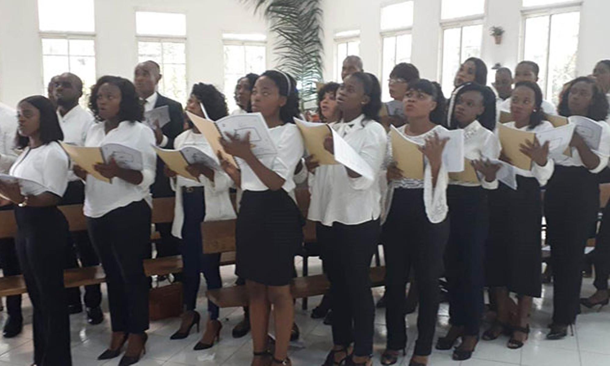 Chor im Gottesdienst in Malabo (Äquatorialguinea)