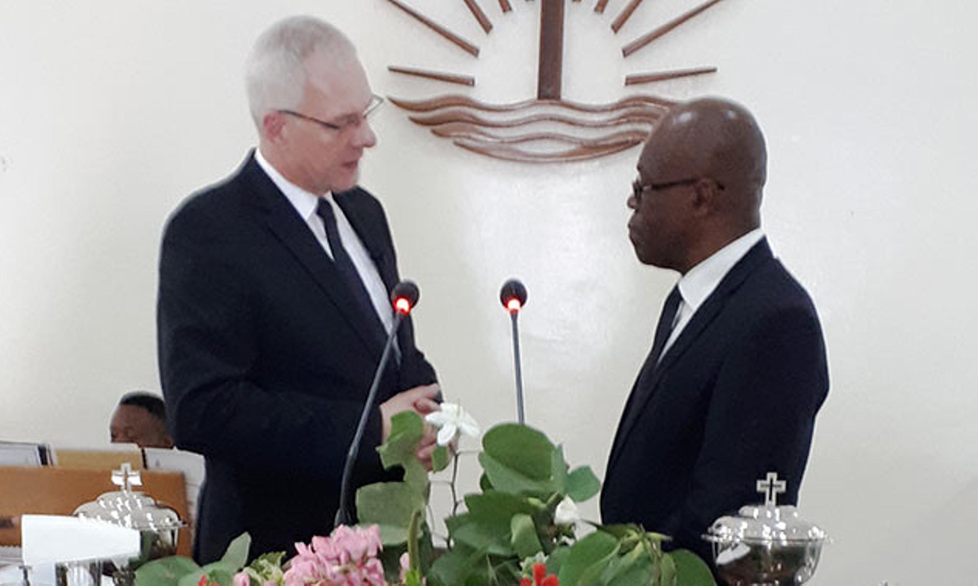 Der Bezirksapostel stellt den neuen "Lead Apostle" Geoffrey Nwogu vor