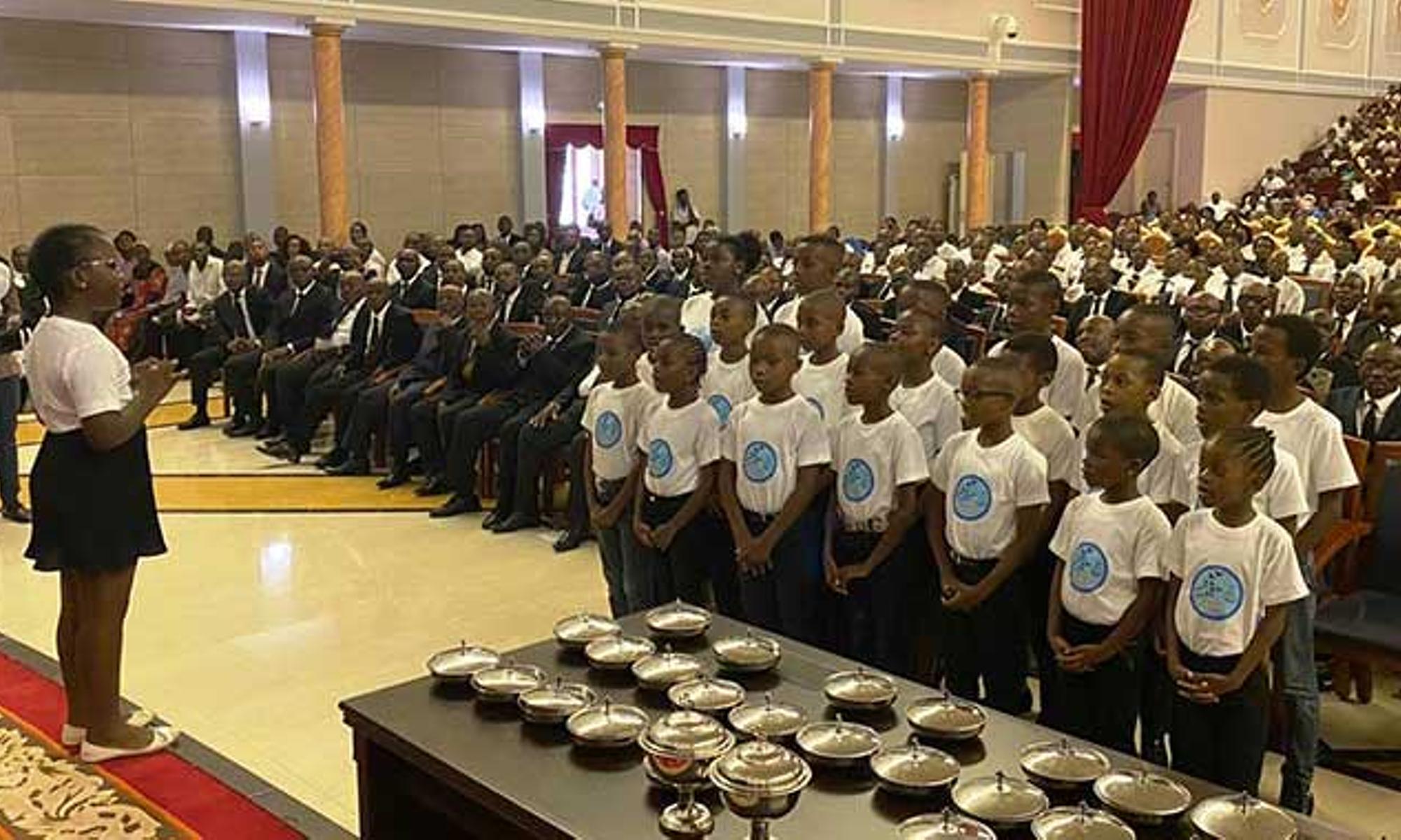 Gottesdienst im Kongresspalast in Bata (Äquatorialguinea)