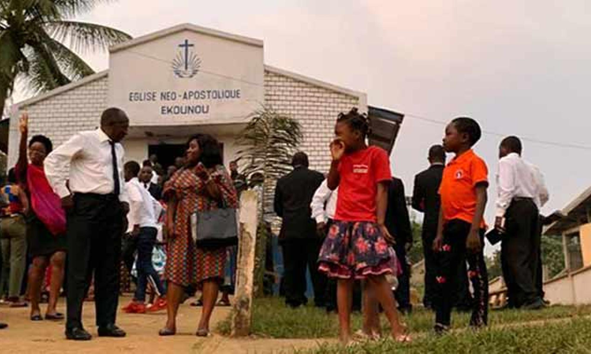 Vor dem Kirchengebäude in Youndé-Ekounou (Kamerun)