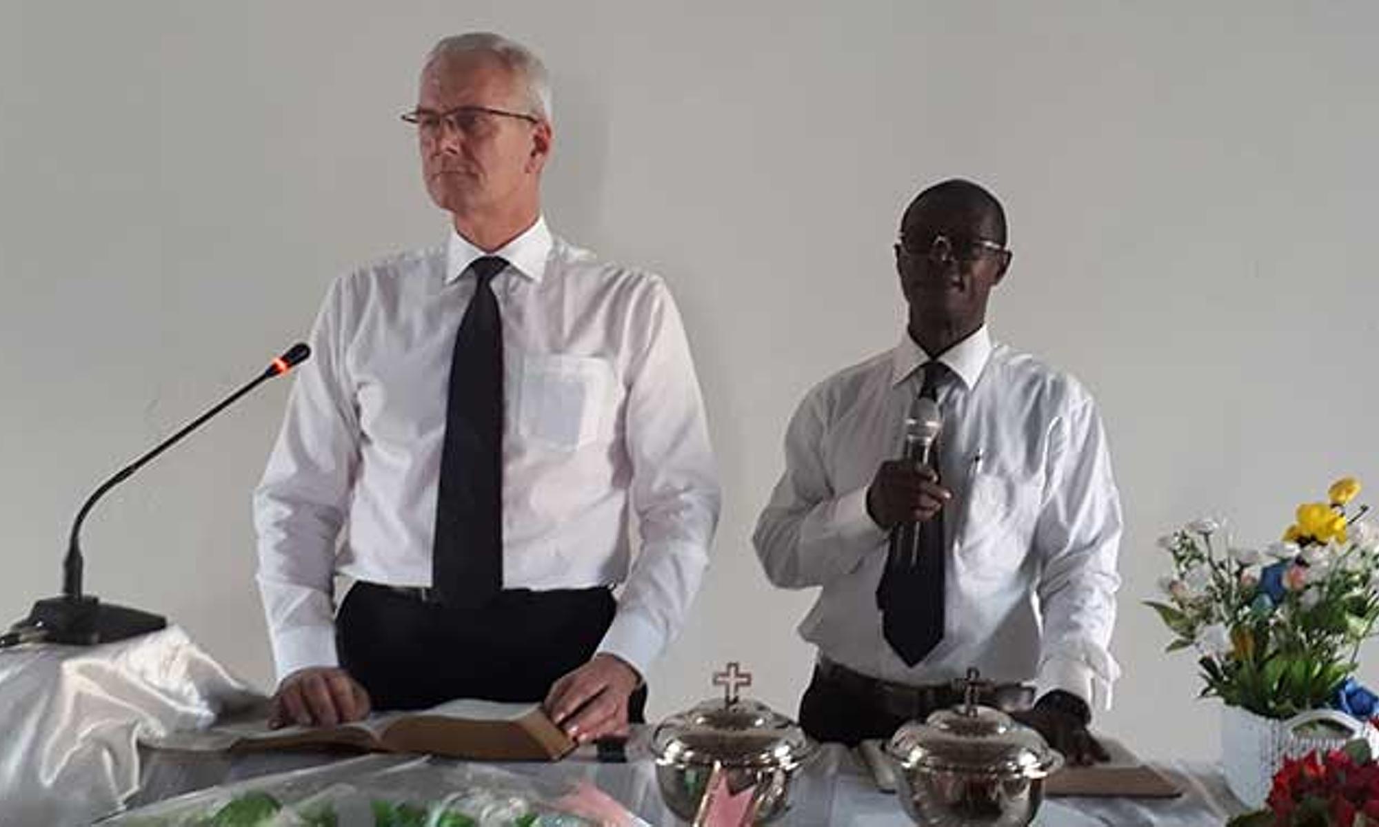 Der Bezirksapostel mit Übersetzer im Gottesdienst in Youndé-Ekounou (Kamerun)