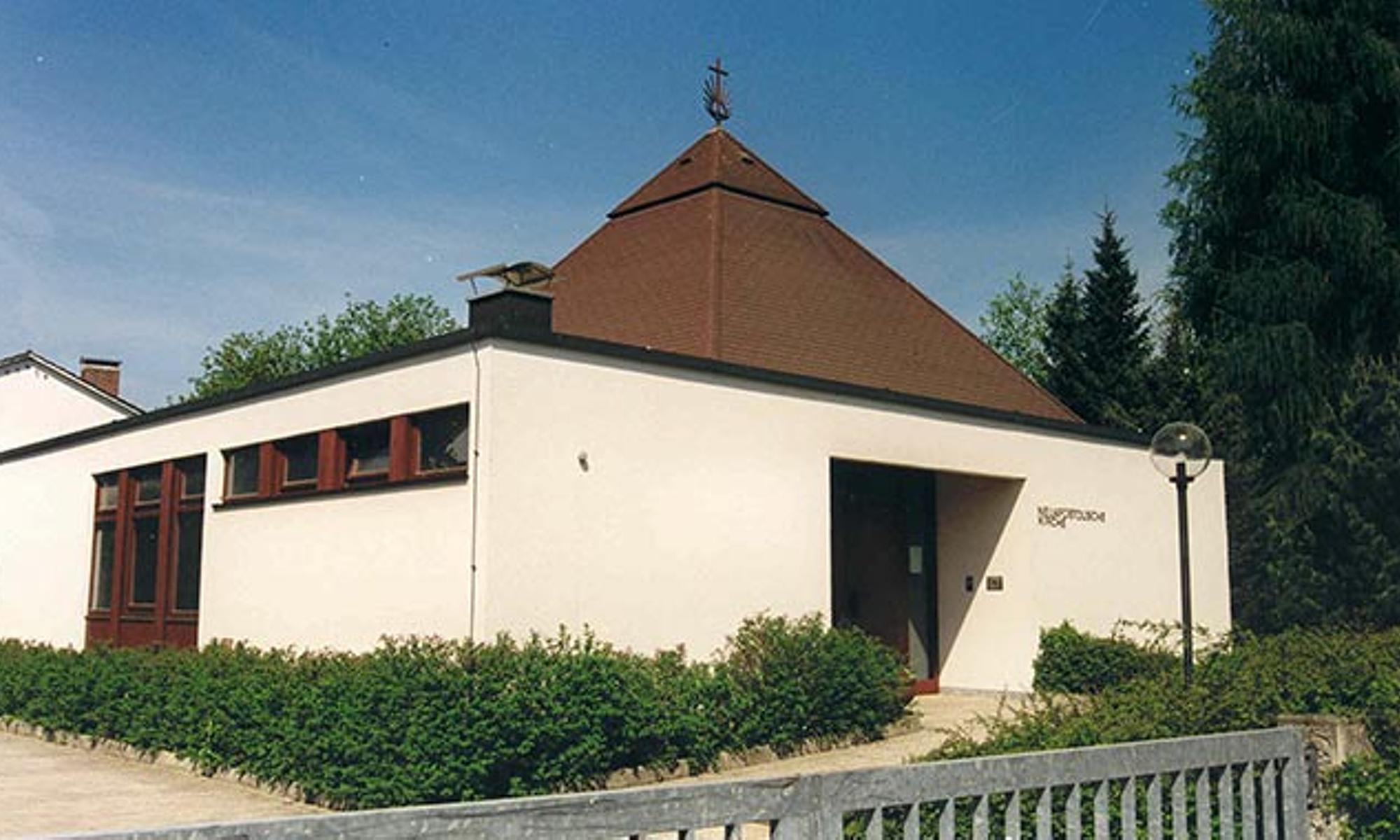 Das Kirchengebäude in der Adalbert-Stifter-Str. 2 in Eggenfelden