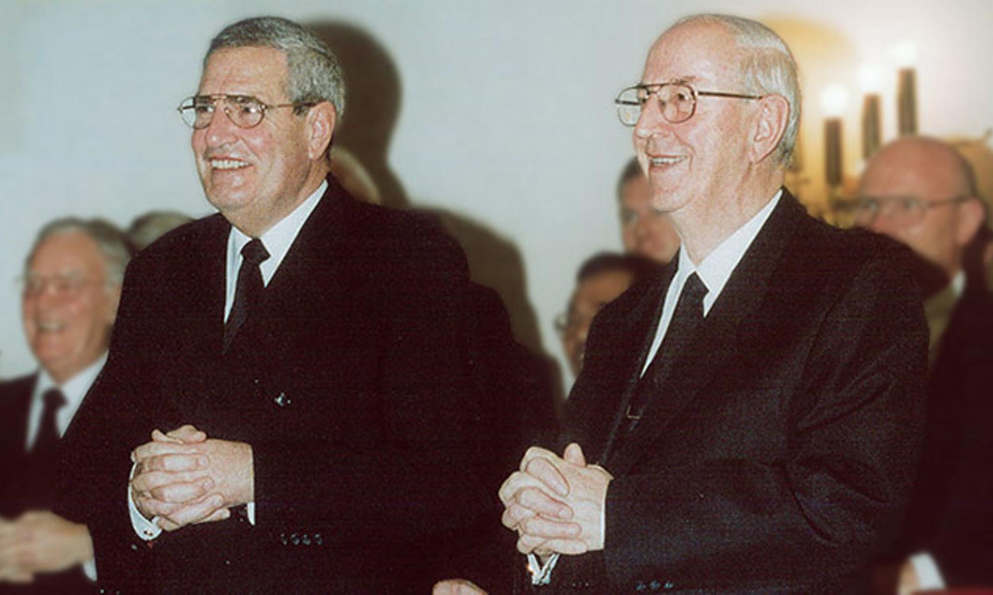Bezirksapostel Klaus Saur (links im Bild) und Bezirksapostel Karl Kühnle in einem Gottesdienst