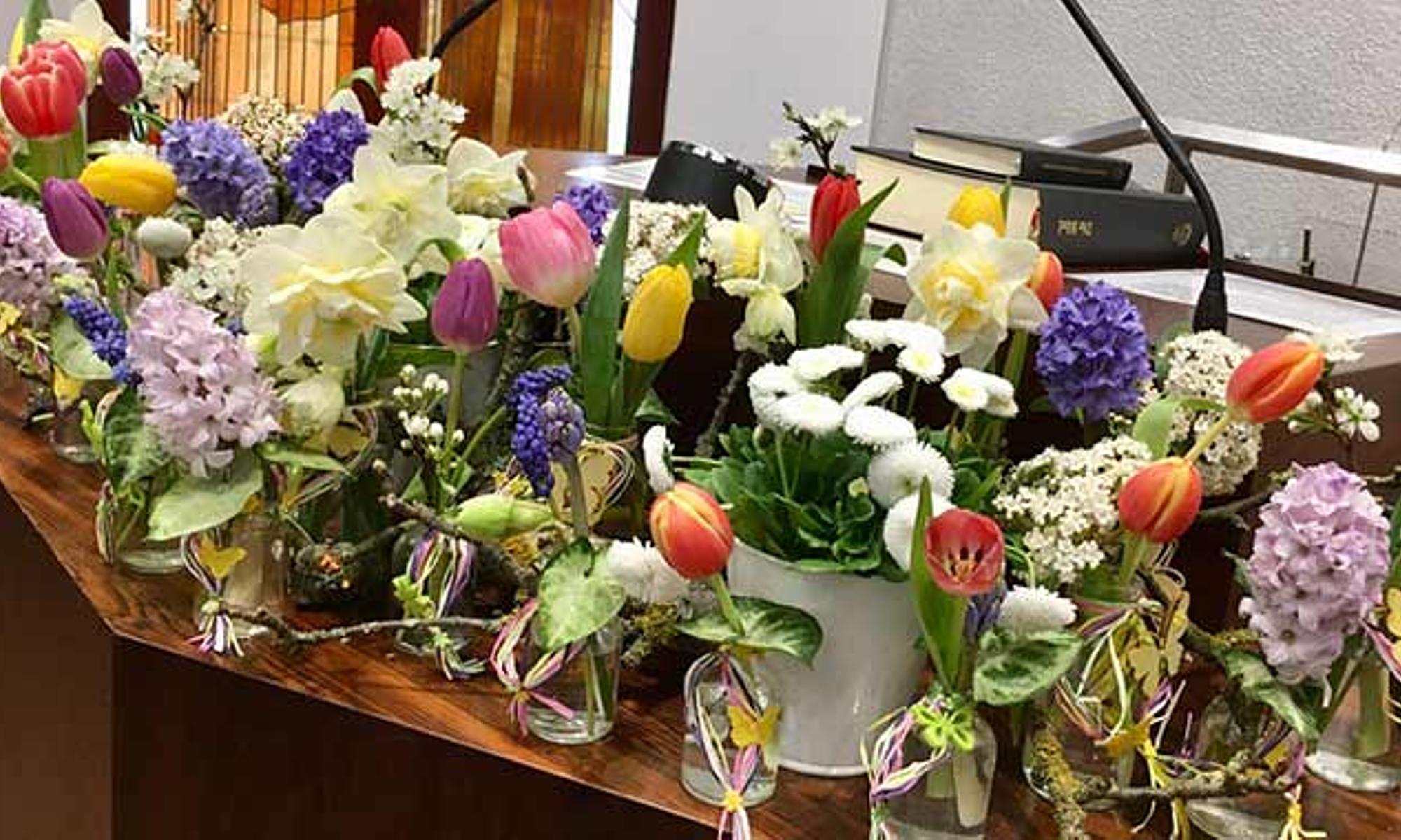 Frühlingshafter Blumenschmuck am Altar