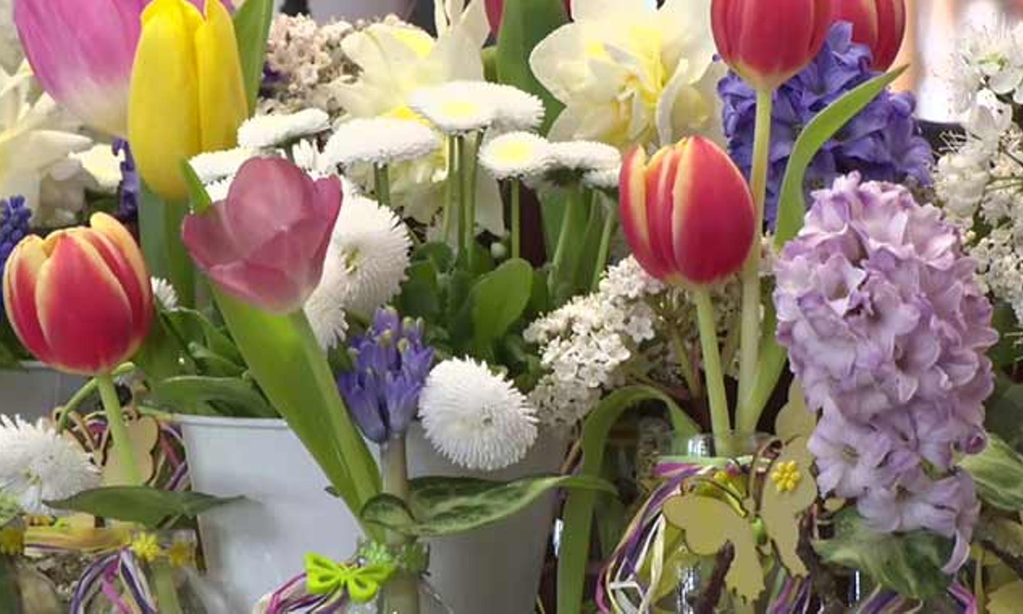 Frühlingshafter Blumenschmuck am Altar