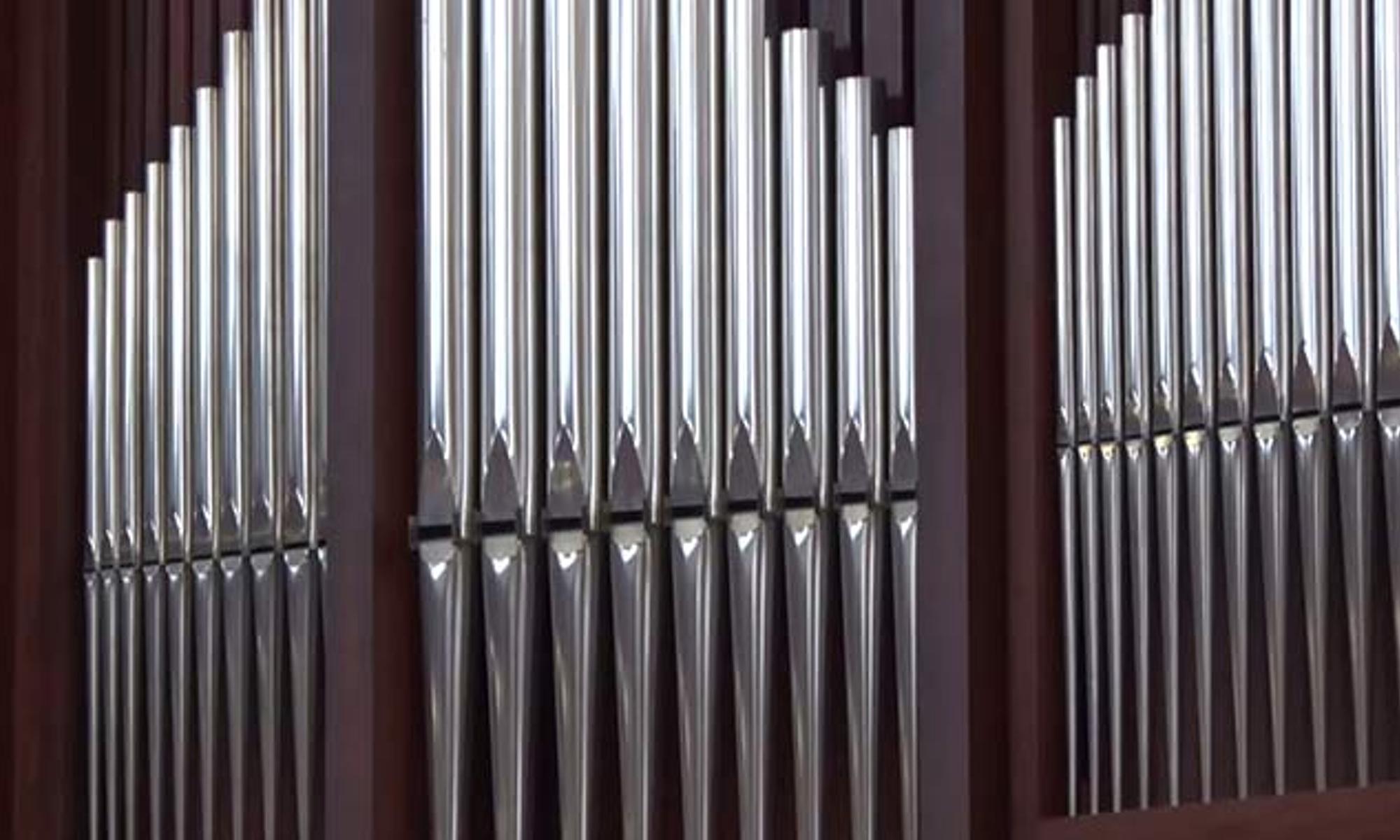 Musikalische Umrahmung durch Orgelmusik vor, während und nach dem Gottesdienst