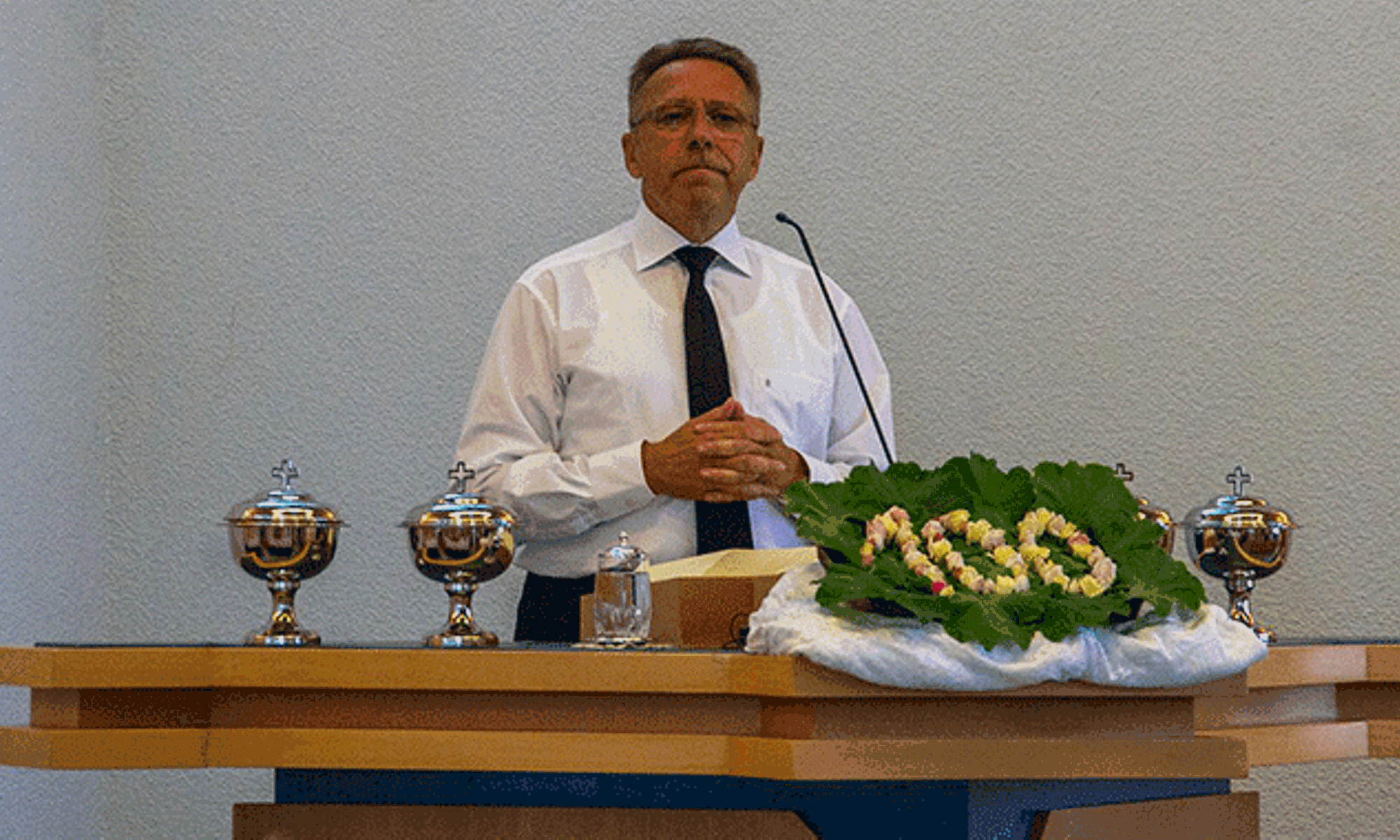 Apostel Hans-Jürgen Bauer feierte mit der Gemeinde den Festgottesdienst.