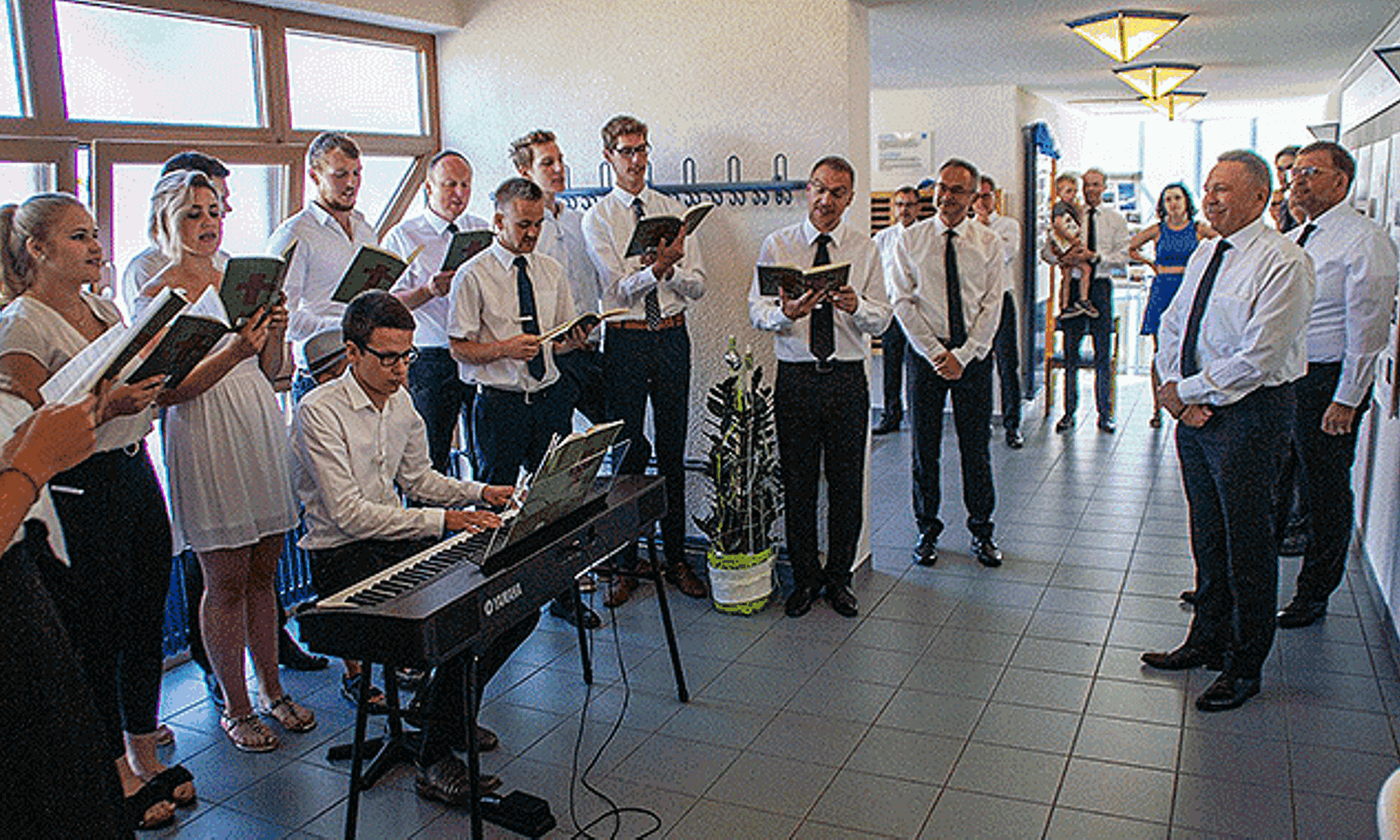 Der Jugendchor begrüßte Apostel Hans-Jürgen Bauer musikalisch.