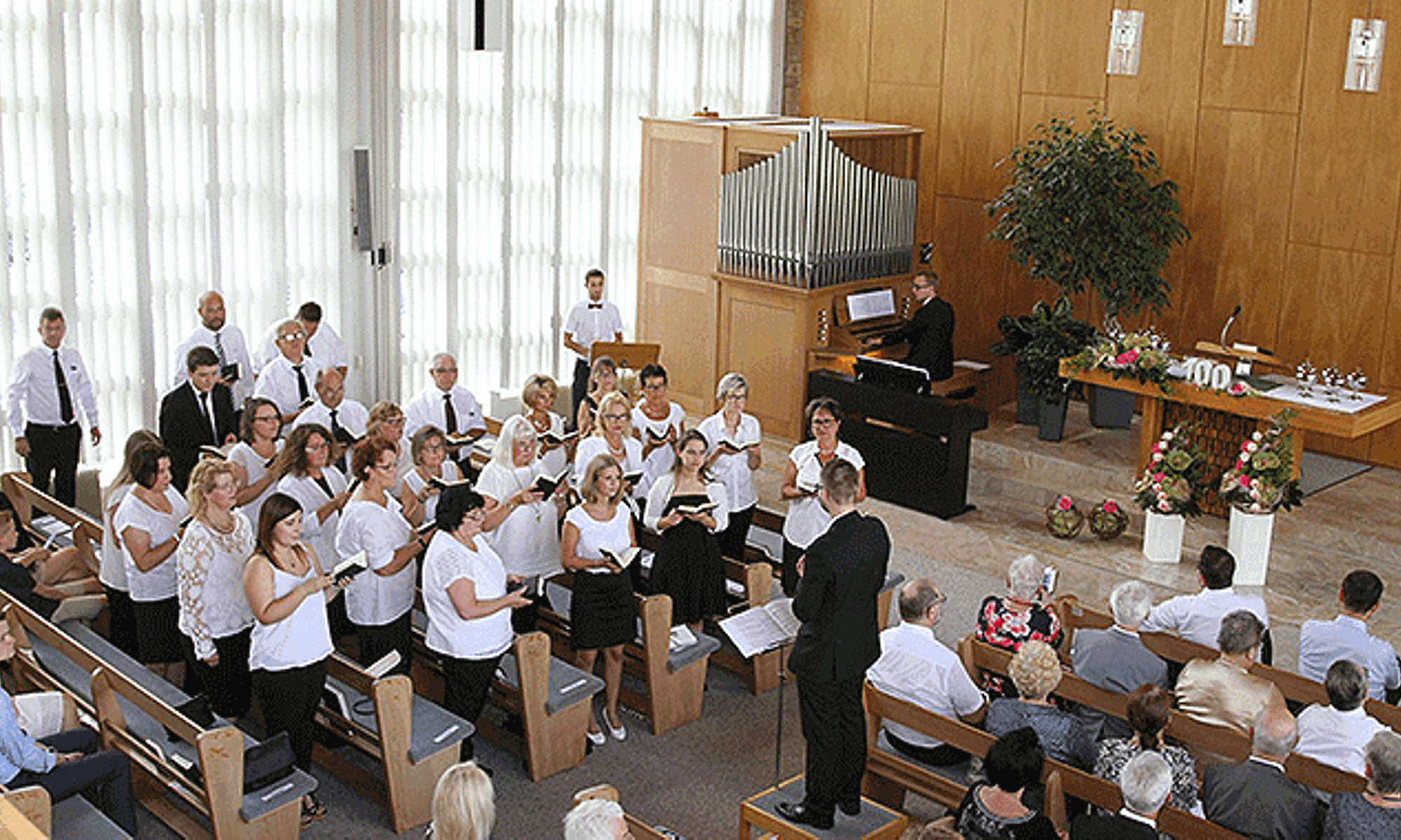 Der gemischte Chor erfreute die Gemeinde.