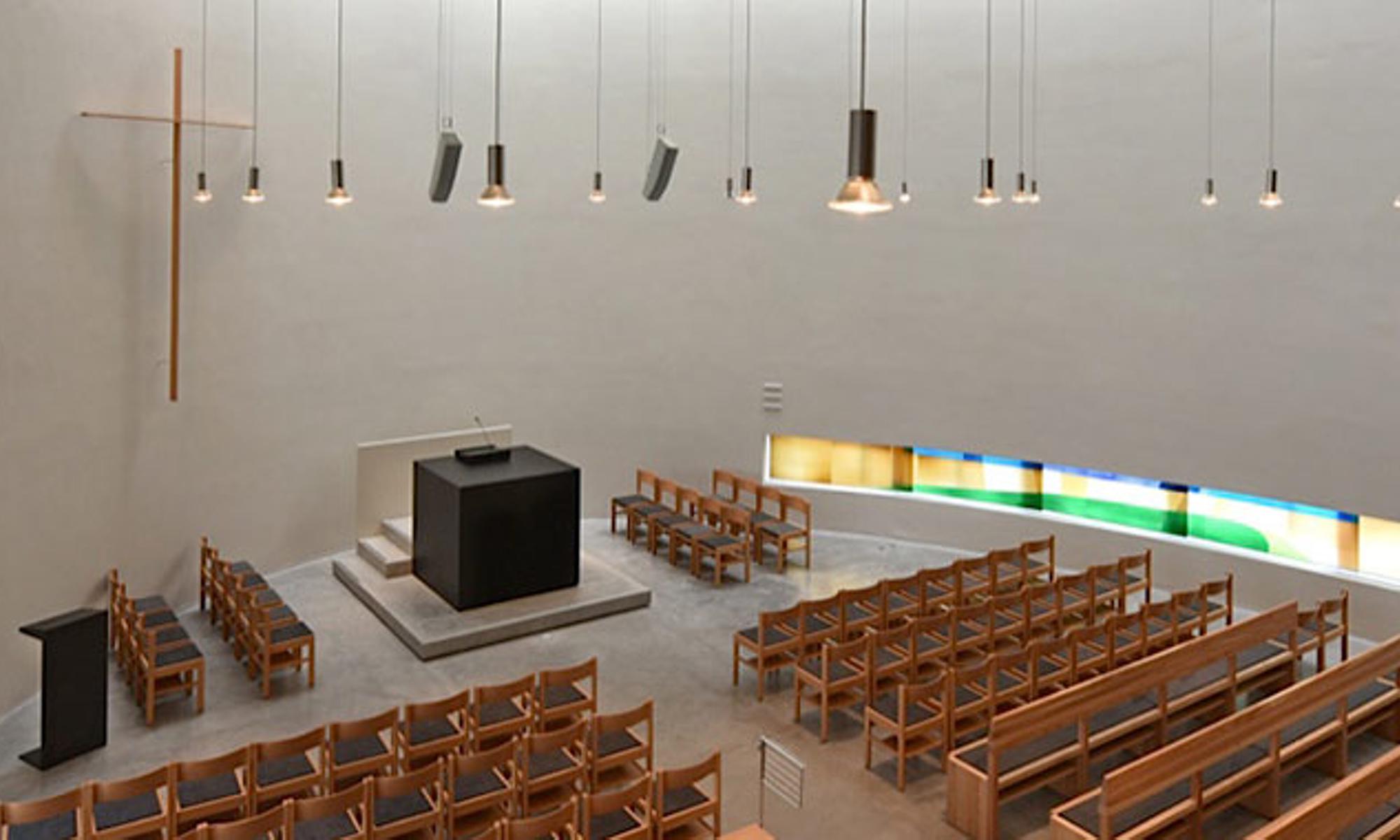 Der Altarraum in der neuen Kirche