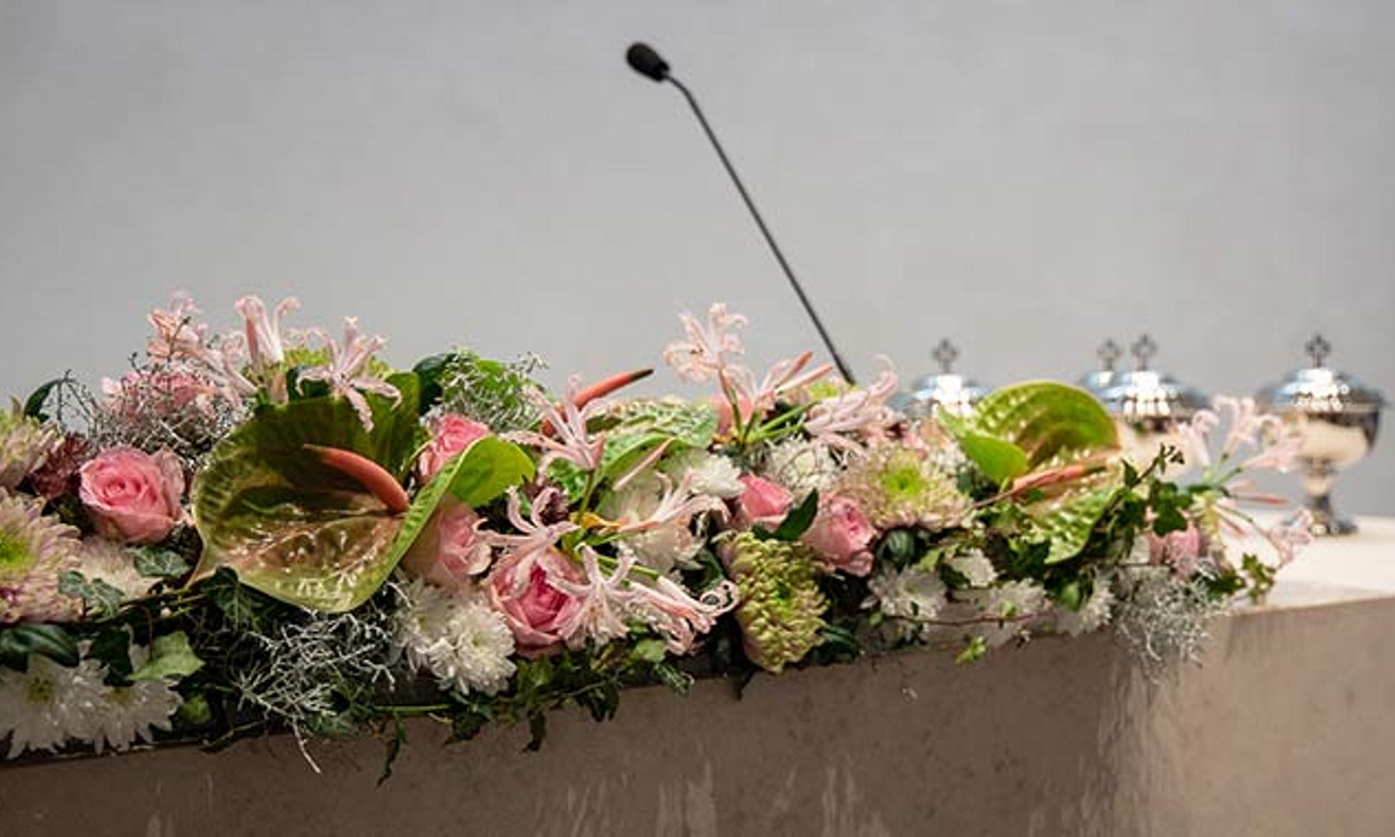 Blumenschmuck am Altar