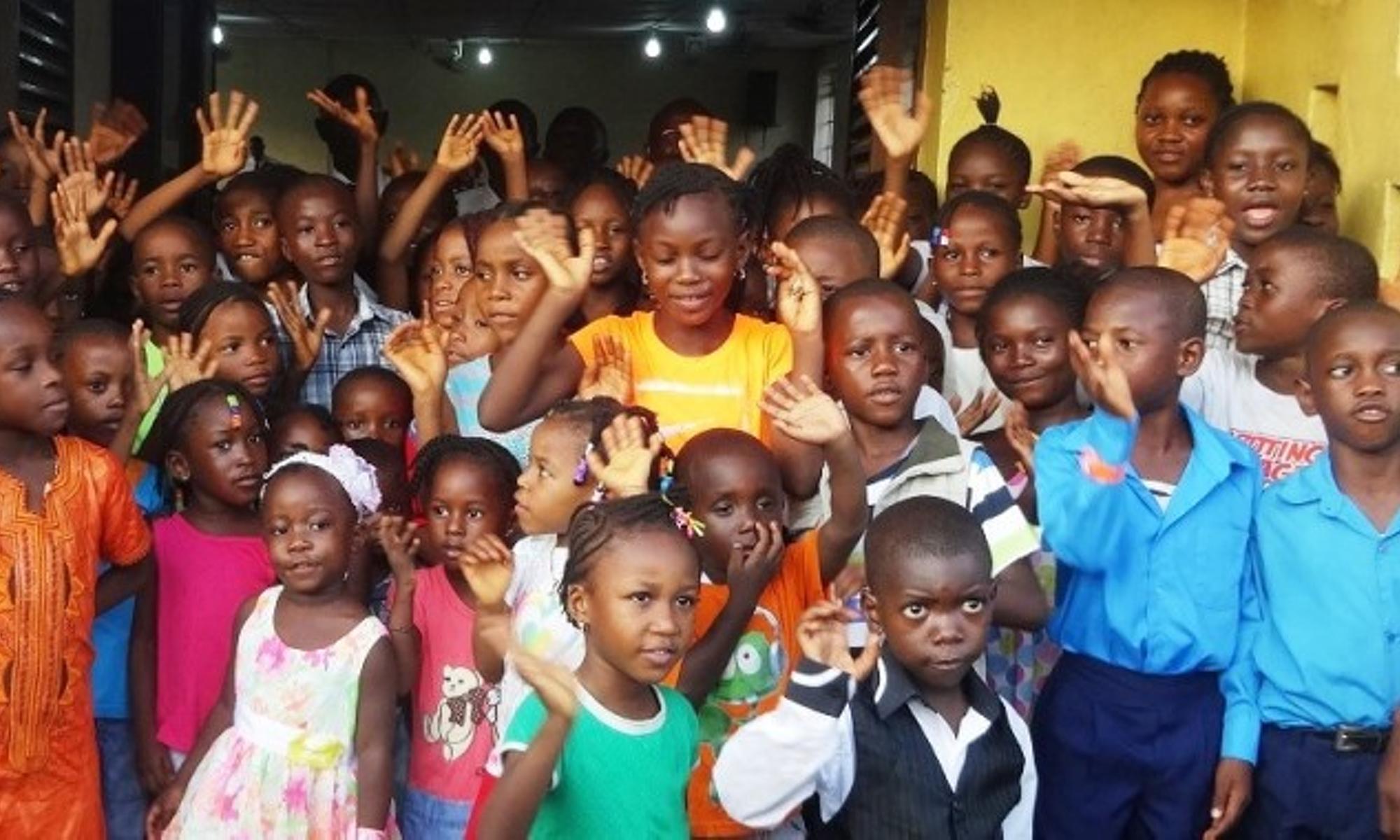 Kinder einer Gemeinde in Sierra Leone