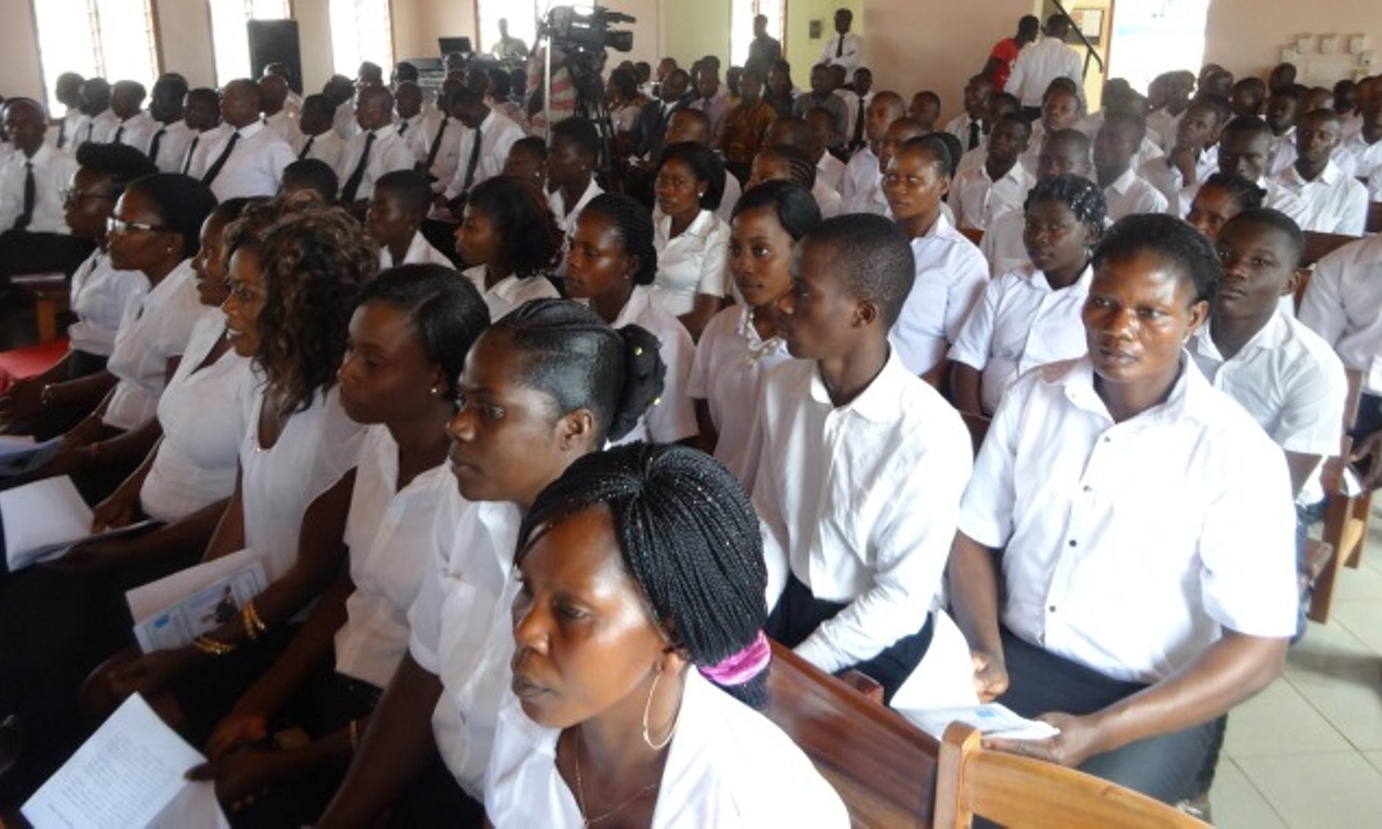 Chor vor einem Übertragungs-Gottesdienst (Elfenbeinküste)