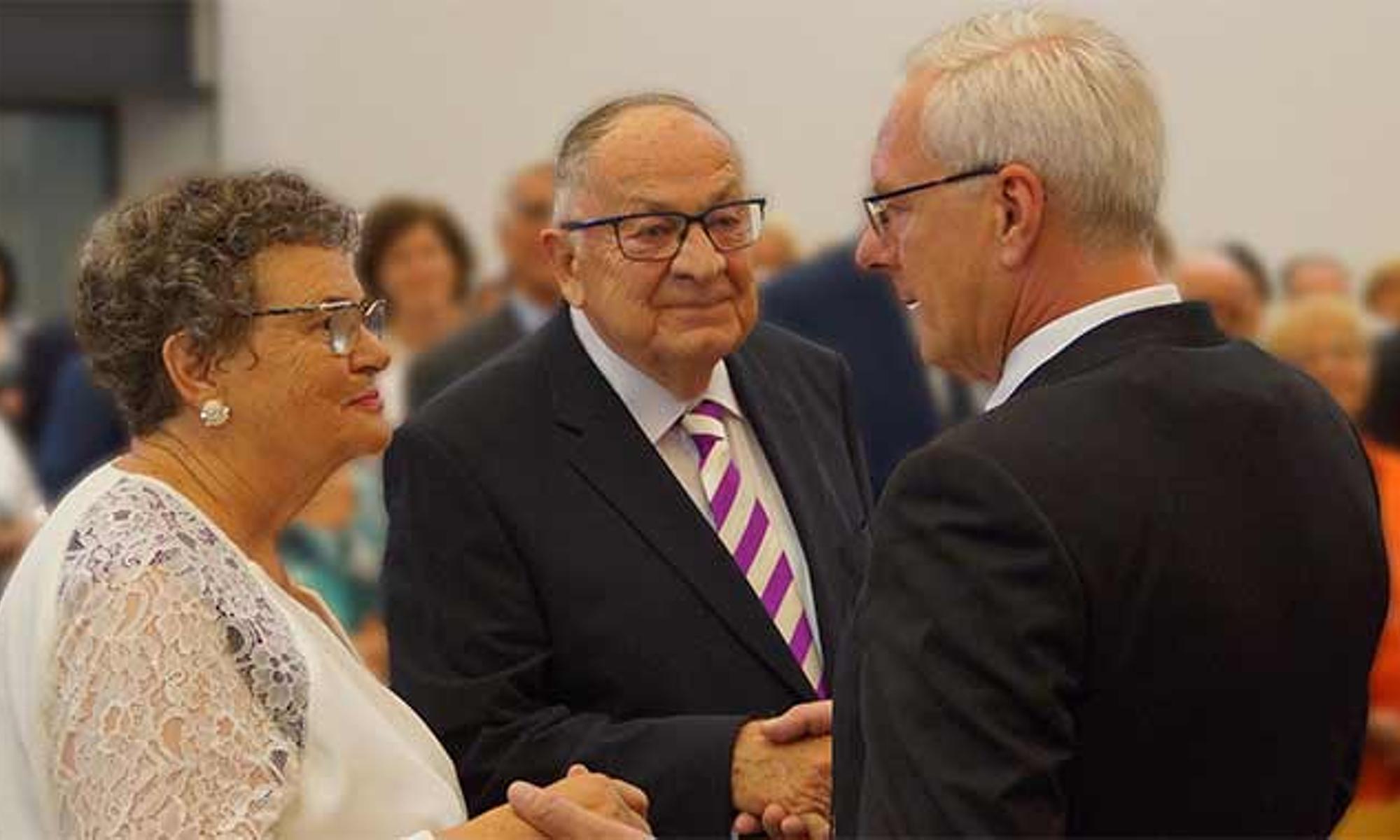Apostel iR Günter Eckhardt und seine Frau Gudrun erhalten den Segen zum Ehejubiläum
