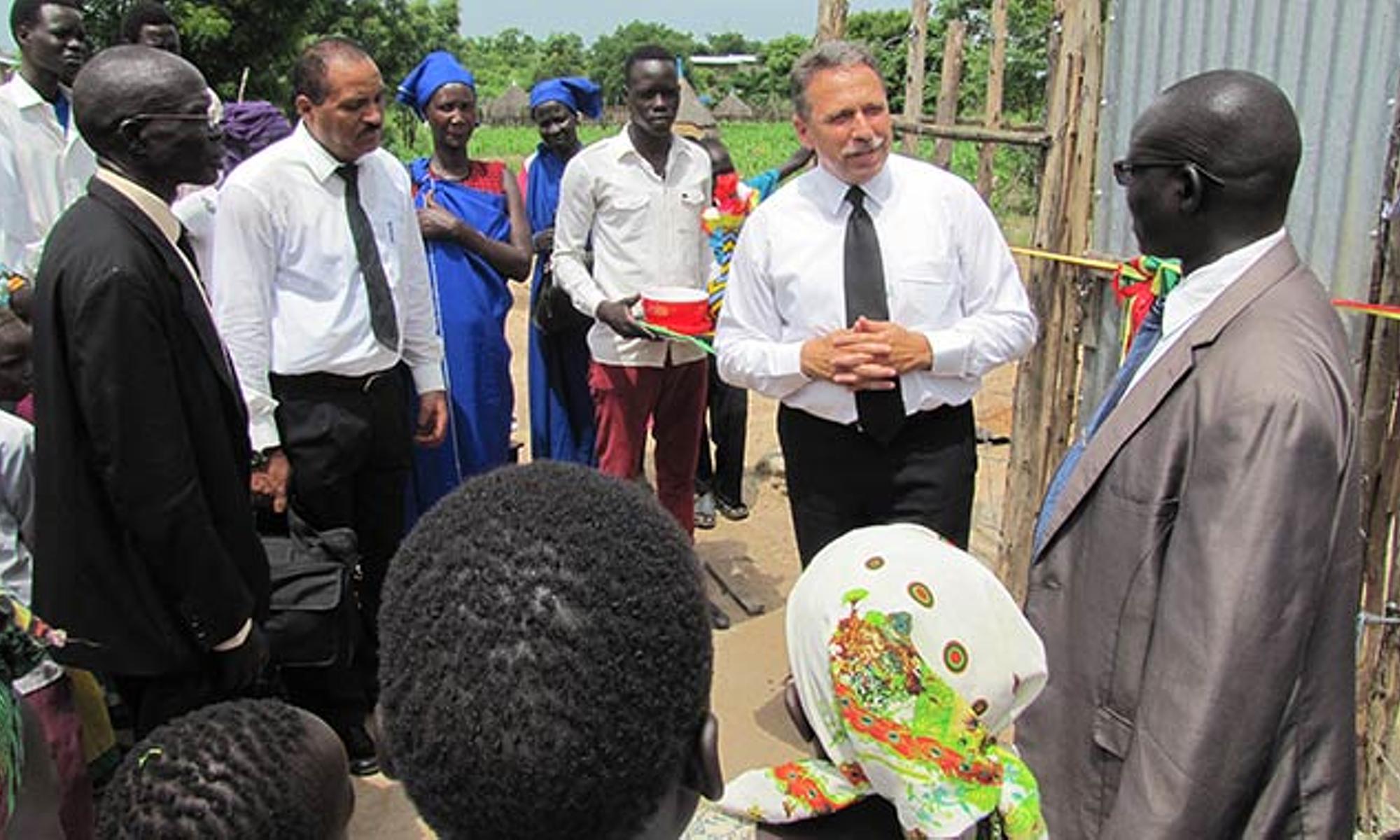 In Gambela wird ein der fertiggestellte Brunnen übergeben