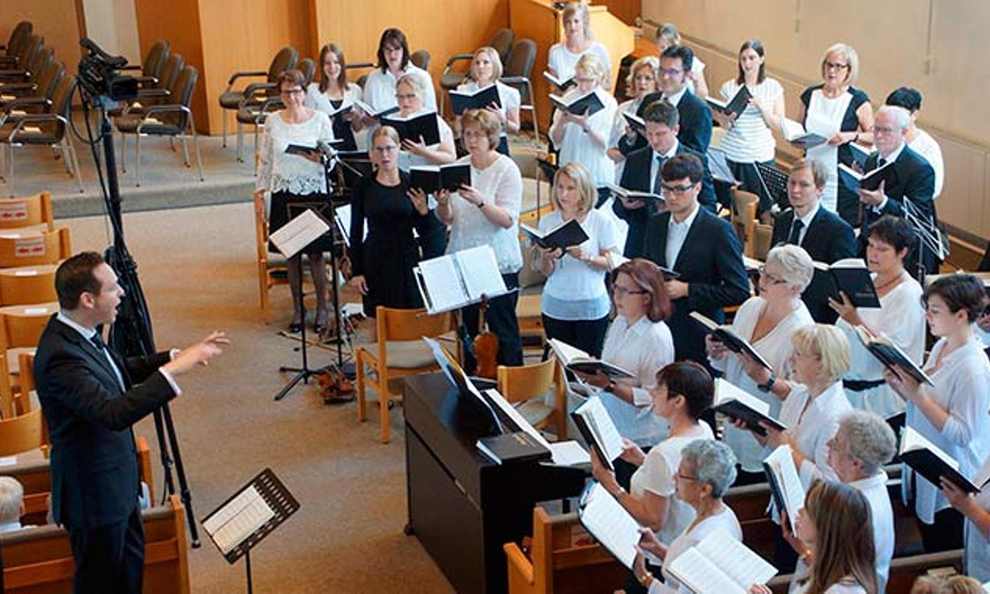 Orchester, Chor und Kinderchor gestalteten den Gottesdienst musikalisch mit