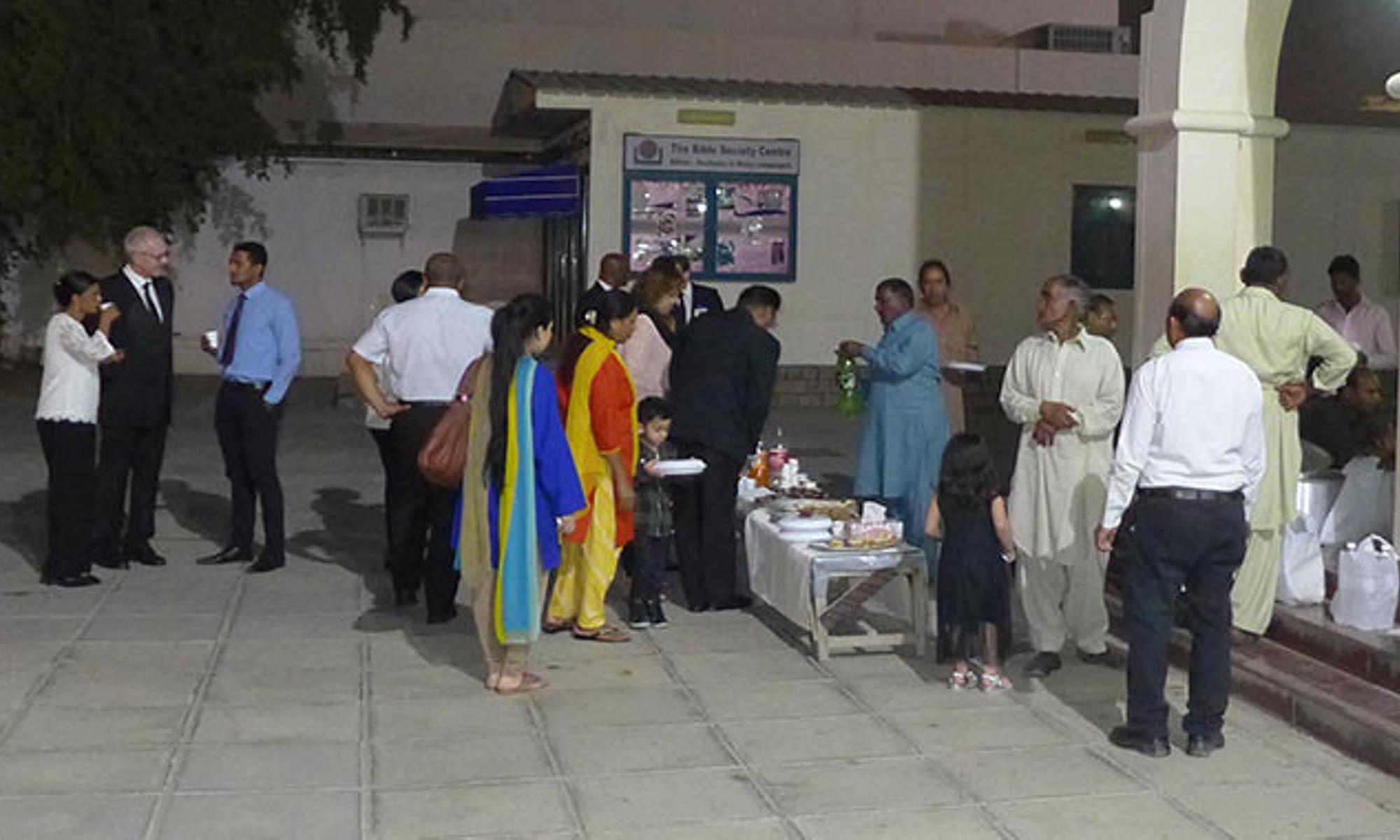 Zusammensein nach dem Gottesdienst in Maskat (Oman)