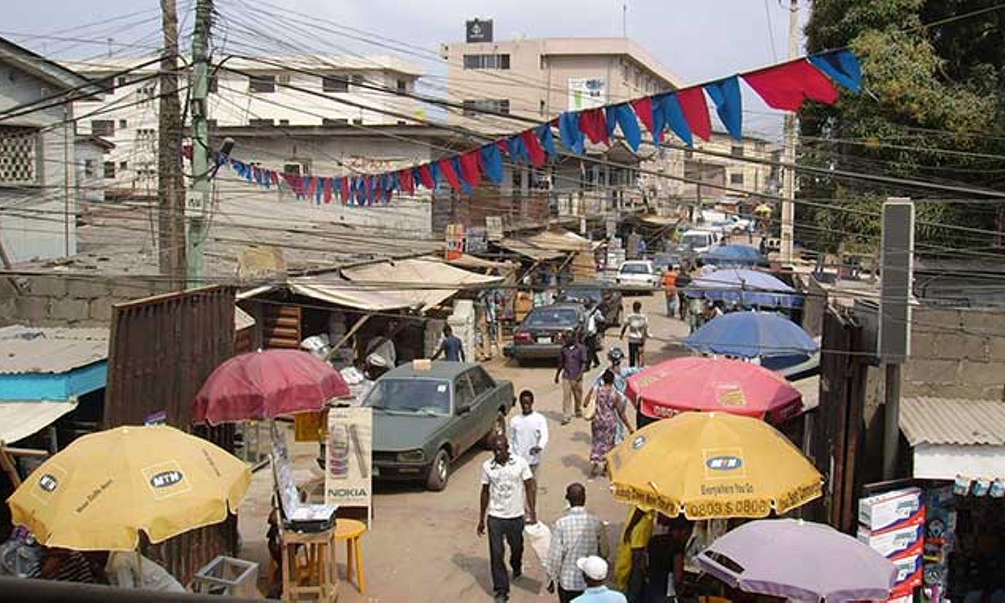 Eine Marktstraße in einem Vorort von Lagos