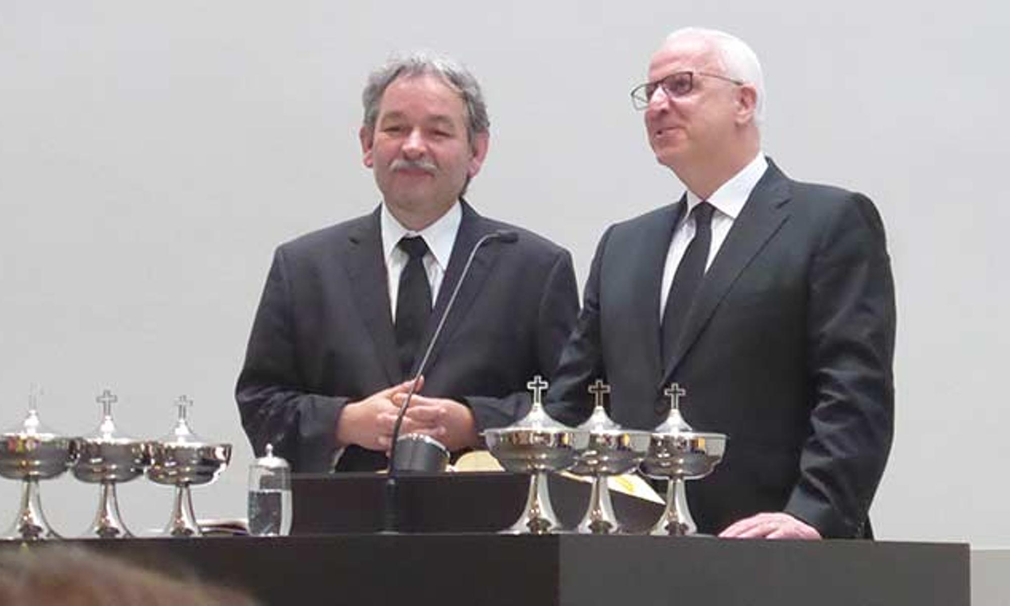Apostel Volker Kühnle (im Bild rechts) mit Übersetzer
