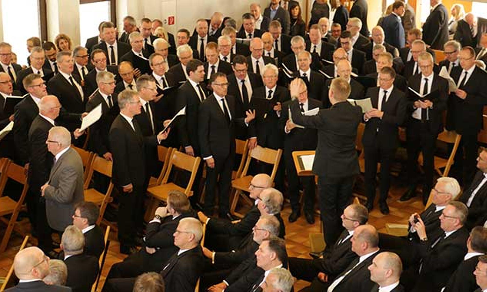 Der Männerchor gestaltete auch den Gottesdienst in Söllingen mit