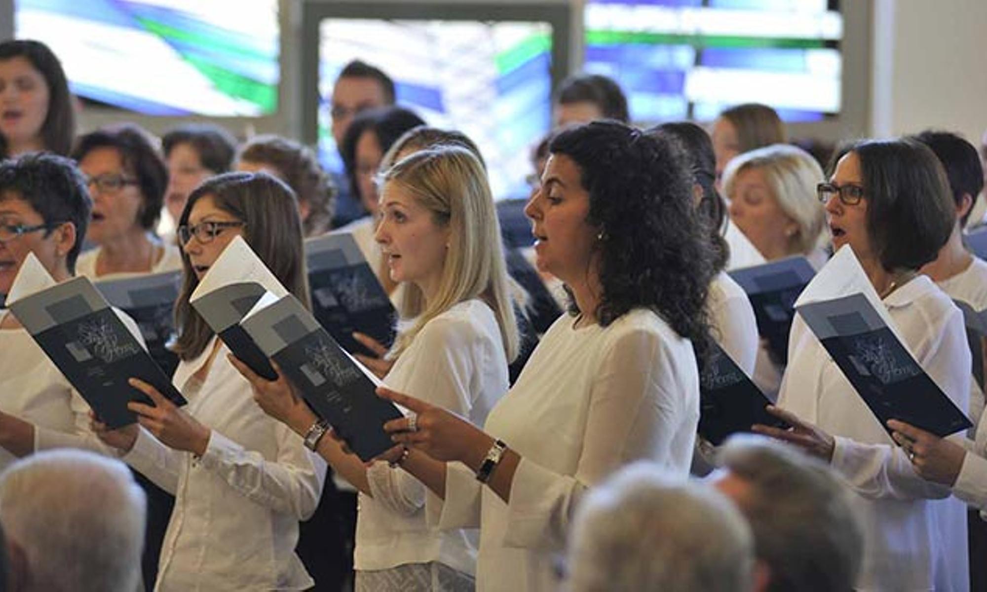 Ein gemischter Chor umrahmte den Gottesdienst musikalisch