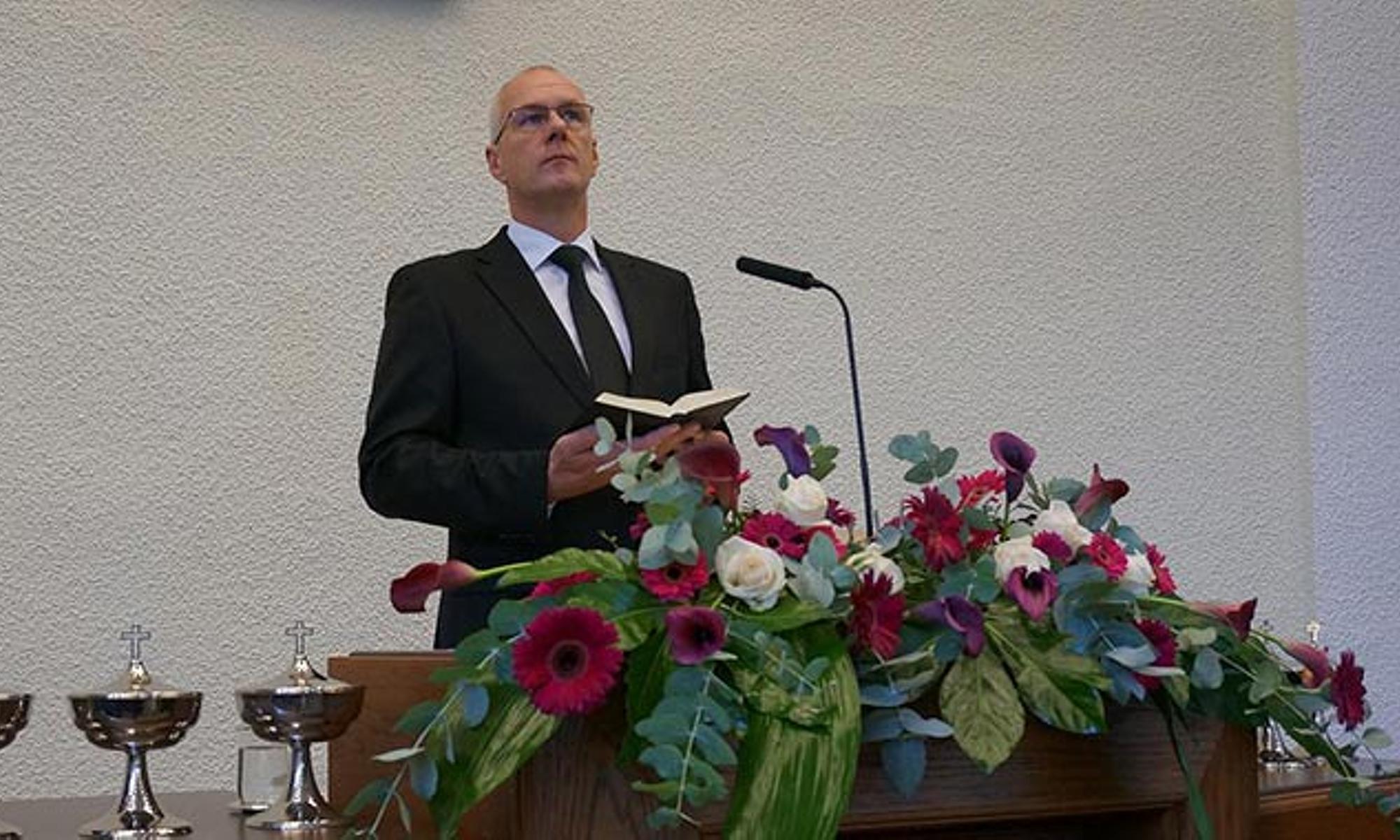 Bezirksapostel Michael Ehrich am Altar in Sonthofen