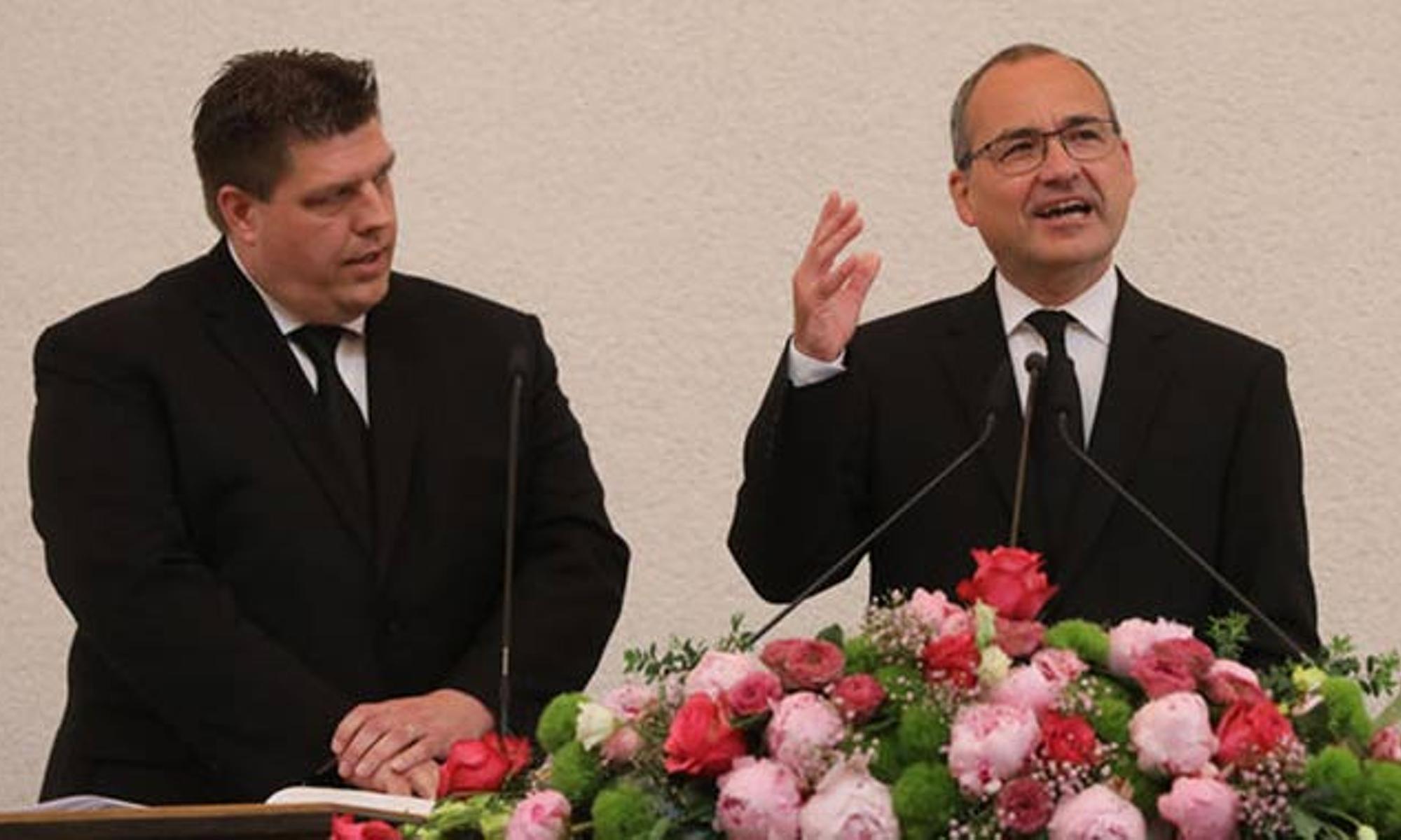 Stammapostel Schneider (im Bild rechts) am Altar (Foto: Oliver Rütten/nac.today)