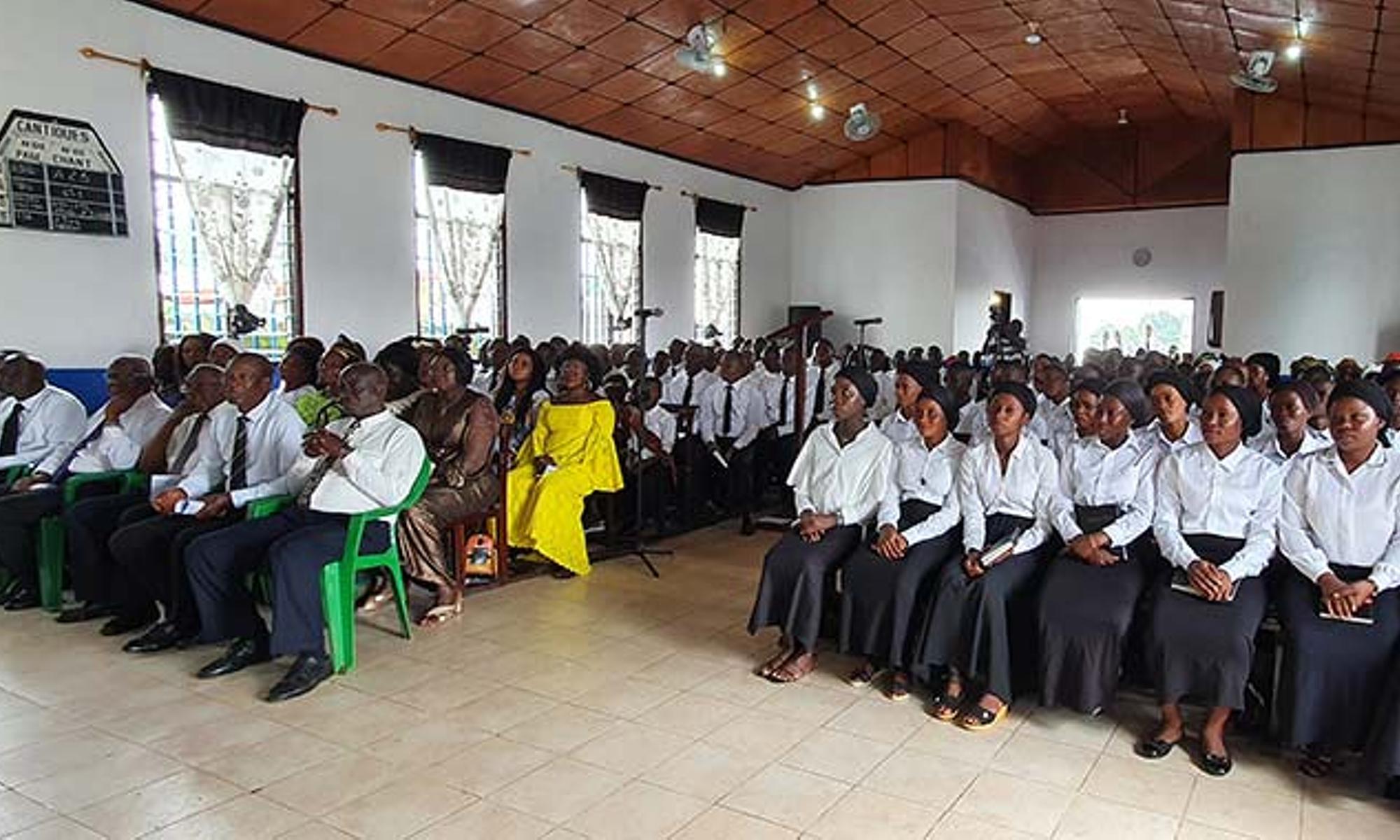 Gottesdienst in der Kirche Conakry Cite de l'Air (Guinea)