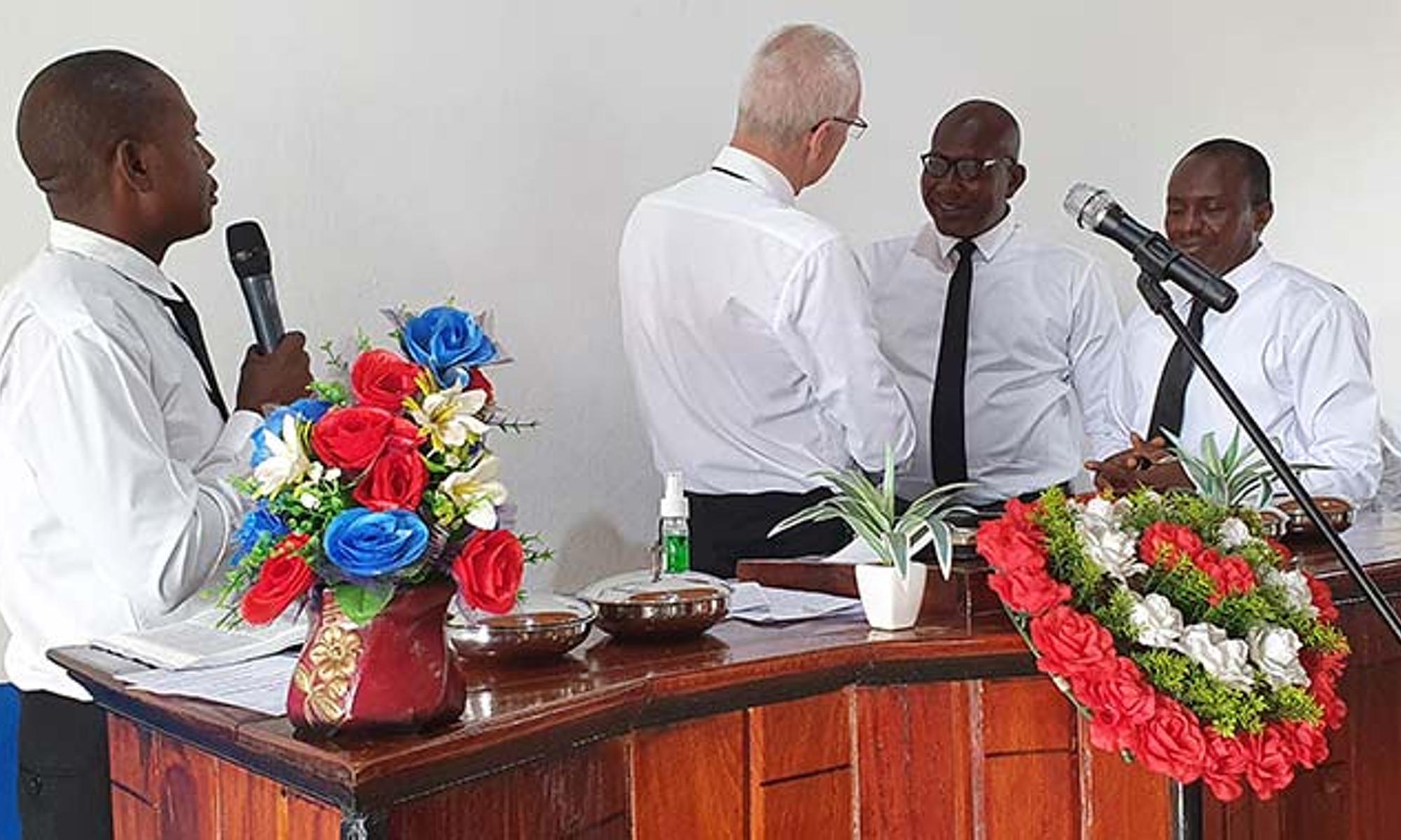 Der Bezirksapostel ordinierte die beiden Evangelisten Abu Tamba Bangura 
und Bob Freeman Saidu zu Aposteln für Sierra Leone