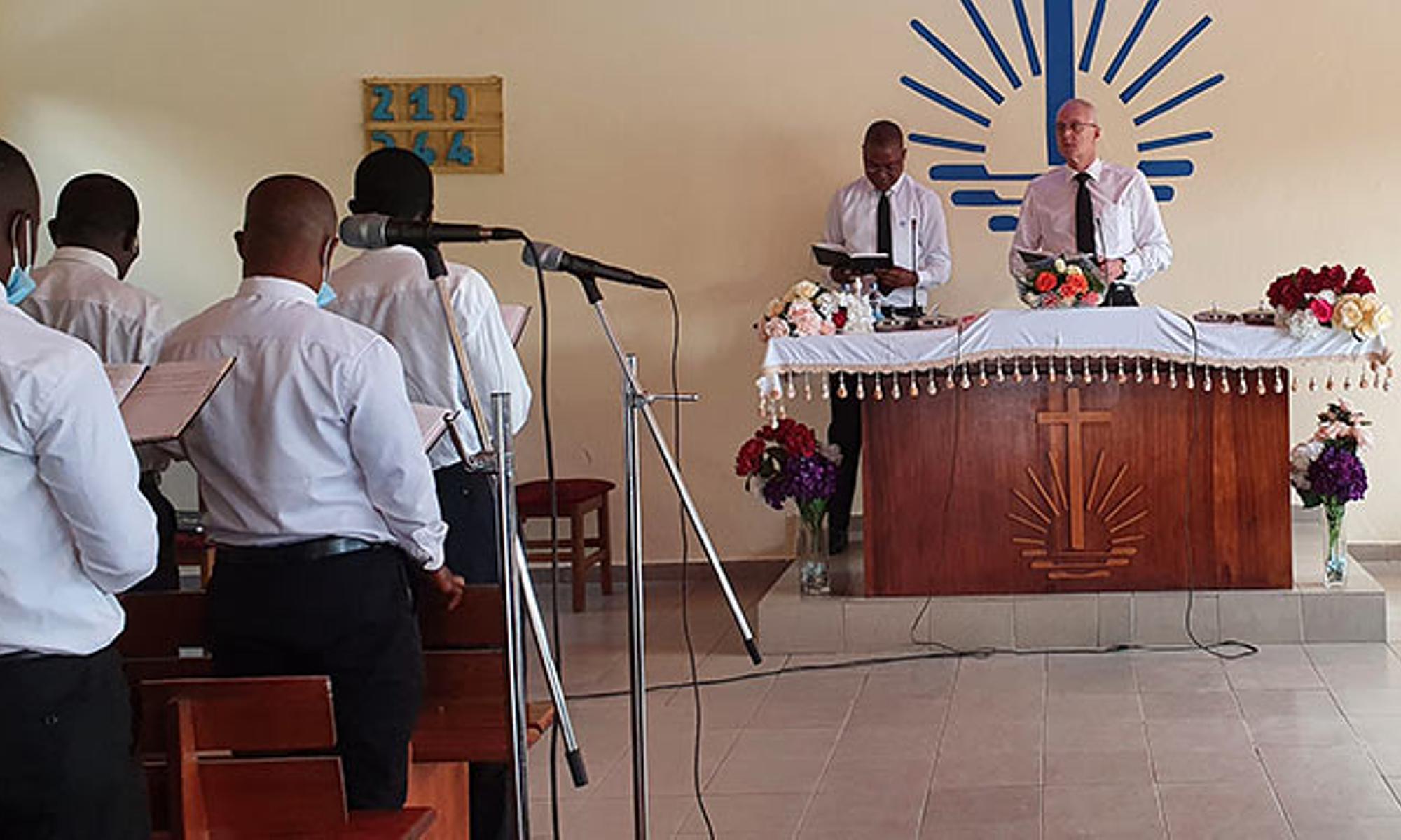 Gottesdienst für Amtsträger in der Kirche in Abidjan-Koumassi (Elfenbeinküste)