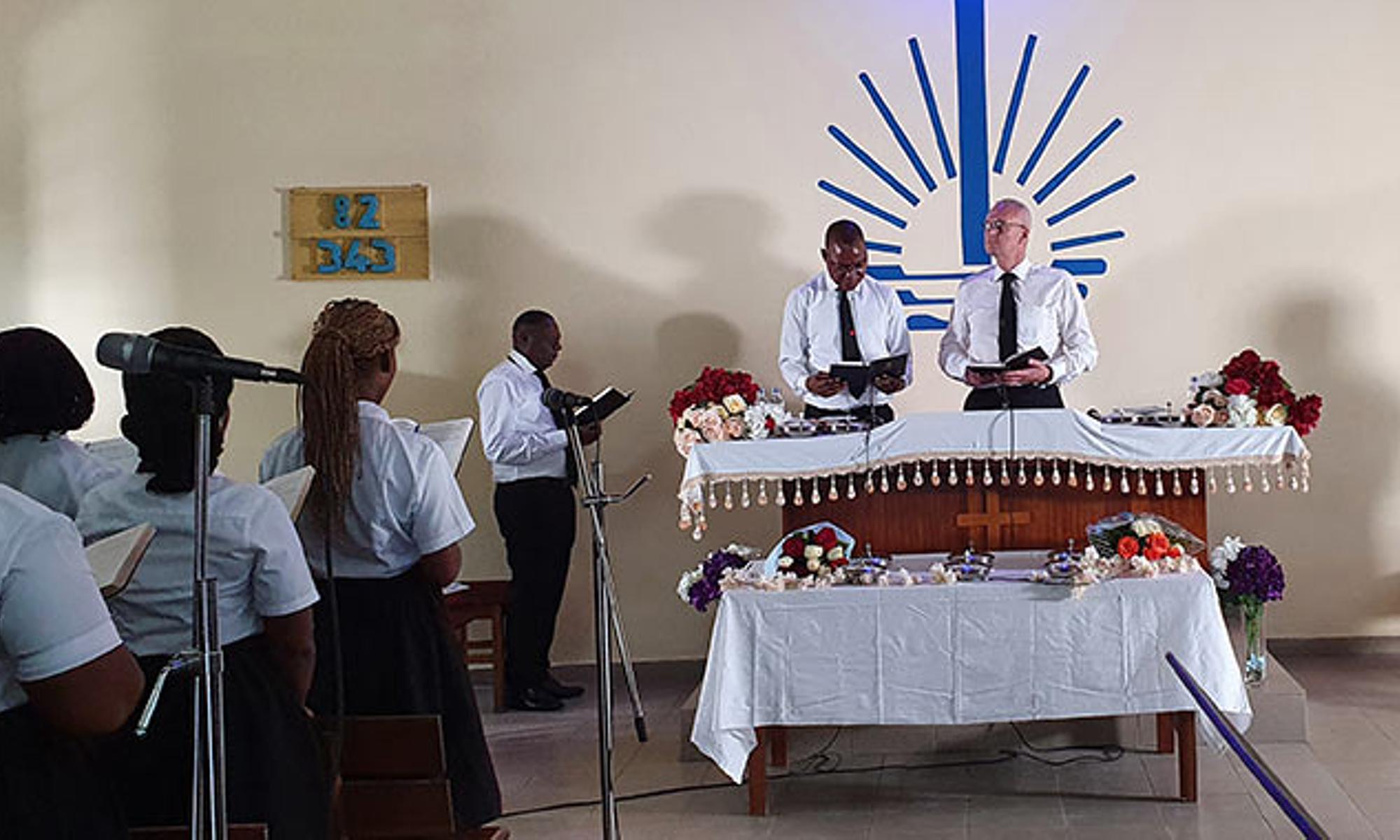 Gottesdienst für die Gemeinde in der Kirche in Abidjan-Koumassi (Elfenbeinküste)