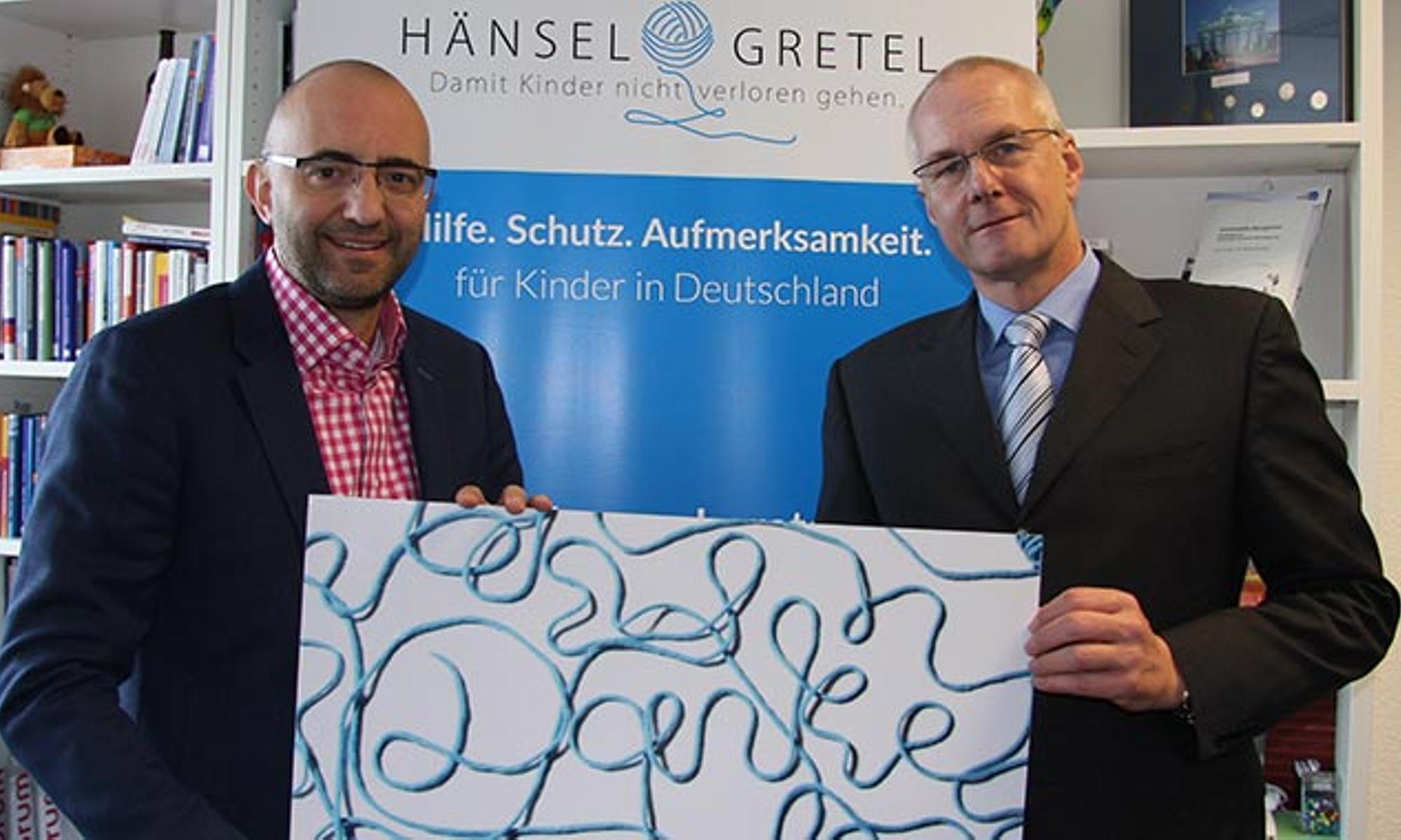 Bezirksapostel Ehrich (rechts im Bild) bei der Spendenübergabe an "Hänsel und Gretel"