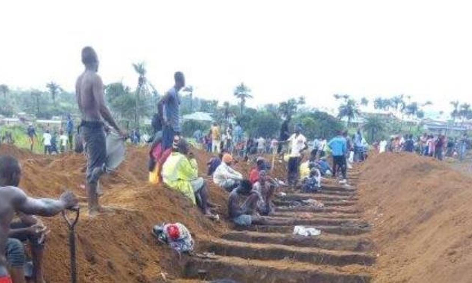Gräber für die Hunderte geborgenen Toten werden ausgehoben