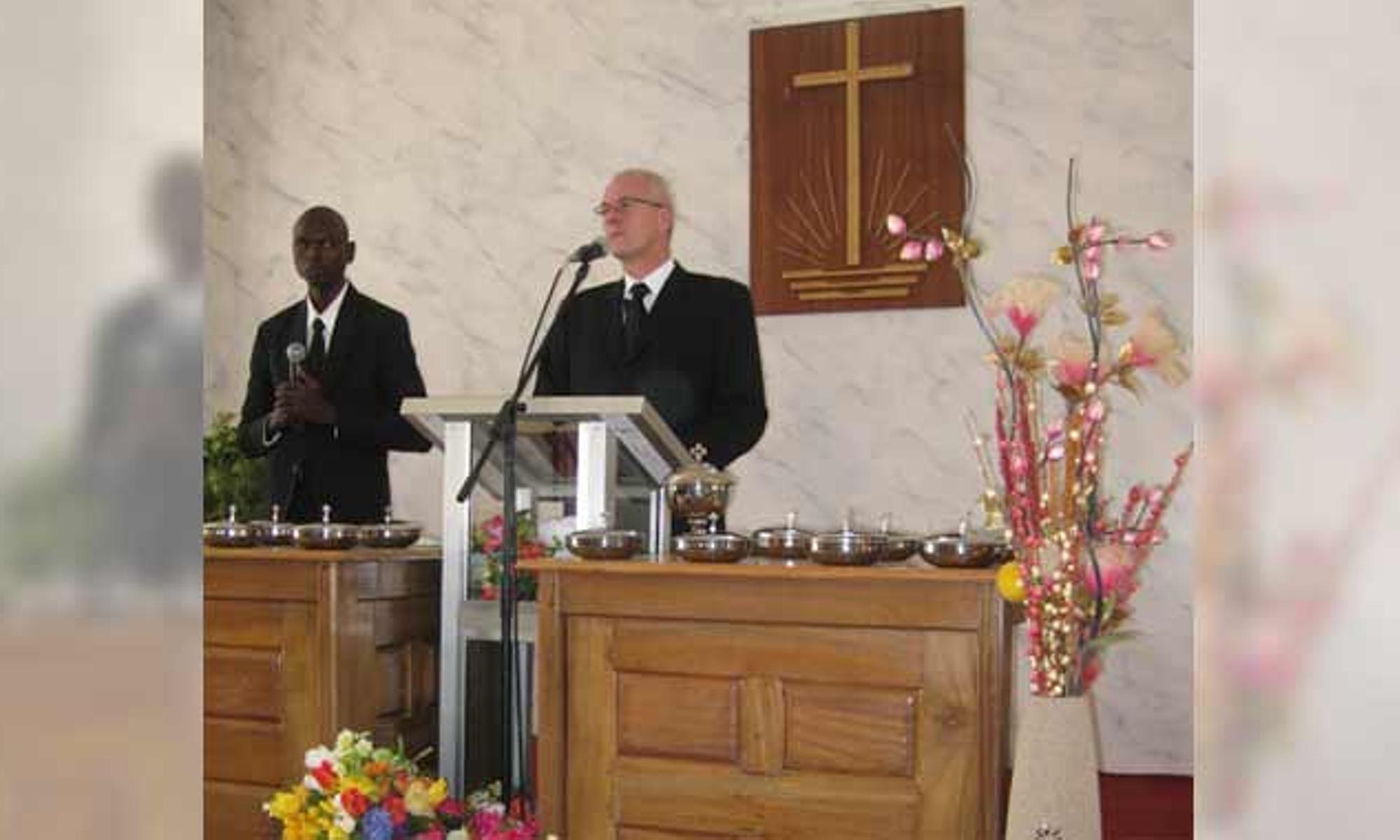 Bezirksapostel Ehrich am Altar in Abuja